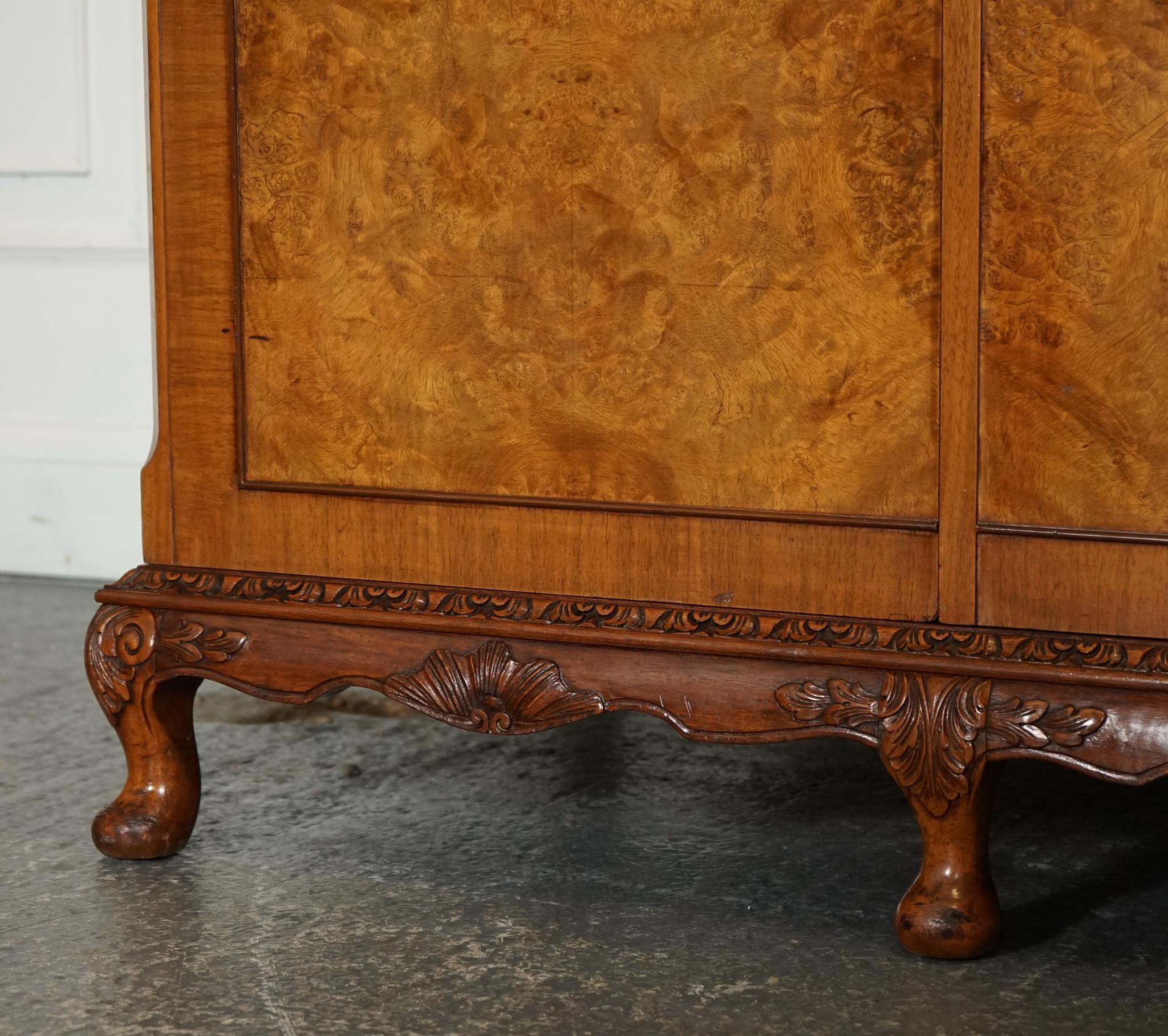 Armoire d'entrée VICtoriaN QUEEN ANNE BURR WALNUT fortement sculptée en vente 3