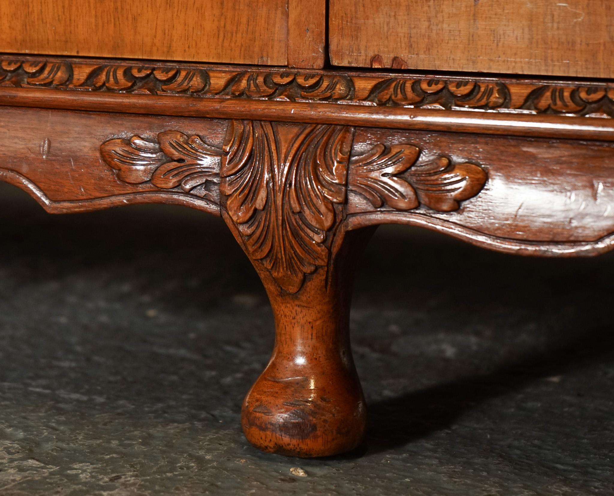 Armoire d'entrée VICtoriaN QUEEN ANNE BURR WALNUT fortement sculptée en vente 4