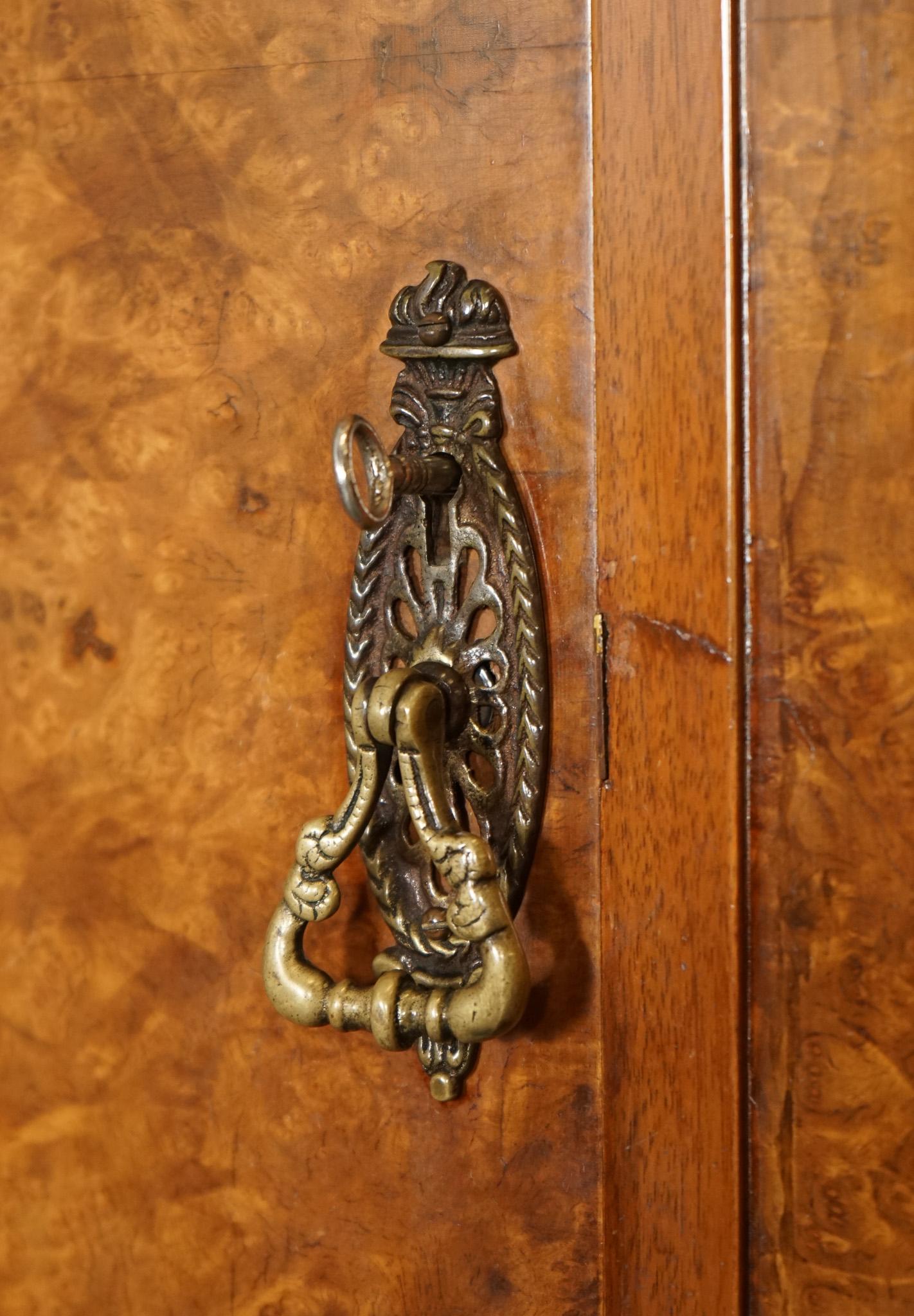 Armoire d'entrée VICtoriaN QUEEN ANNE BURR WALNUT fortement sculptée en vente 5