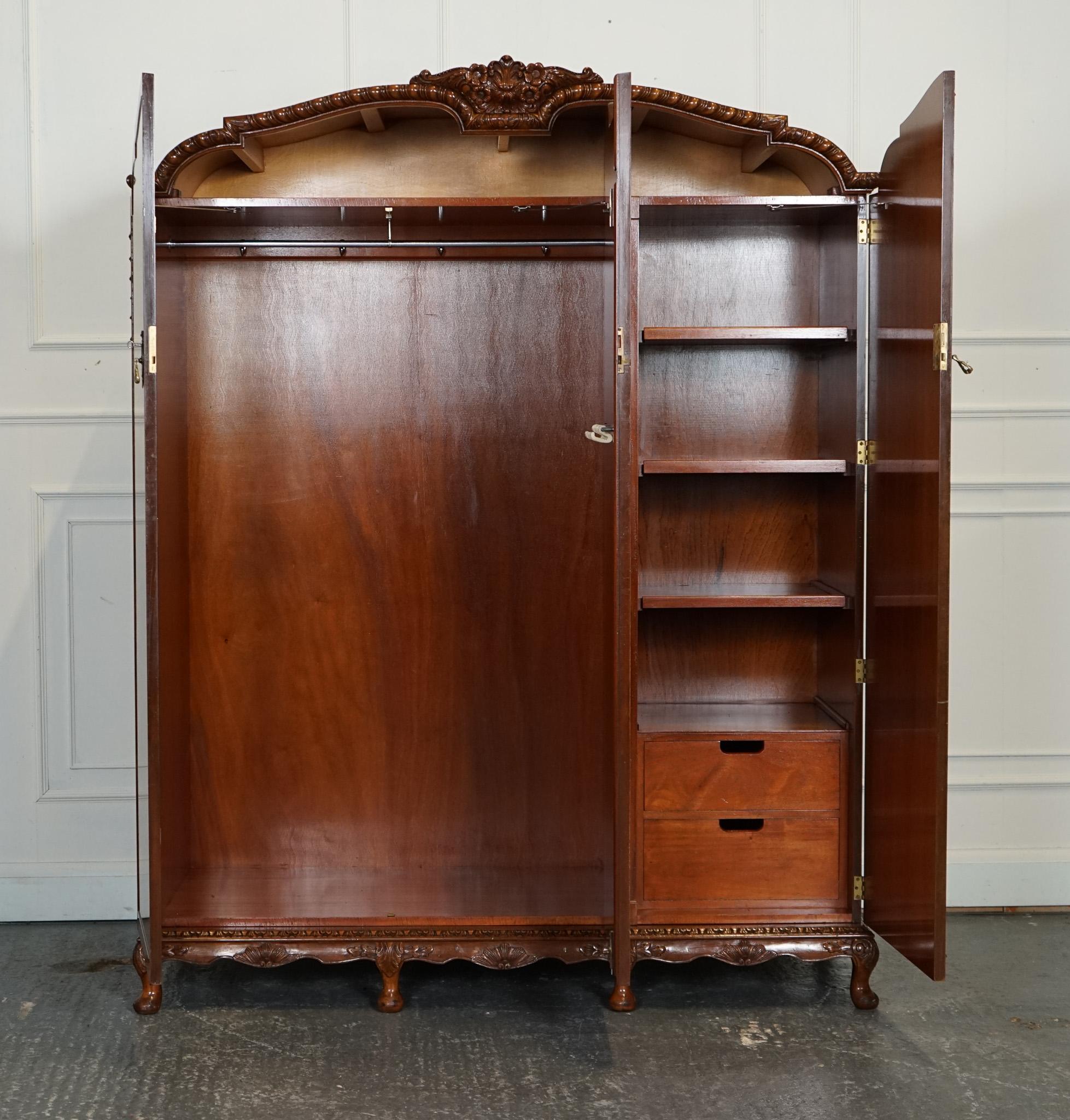 Armoire d'entrée VICtoriaN QUEEN ANNE BURR WALNUT fortement sculptée en vente 6