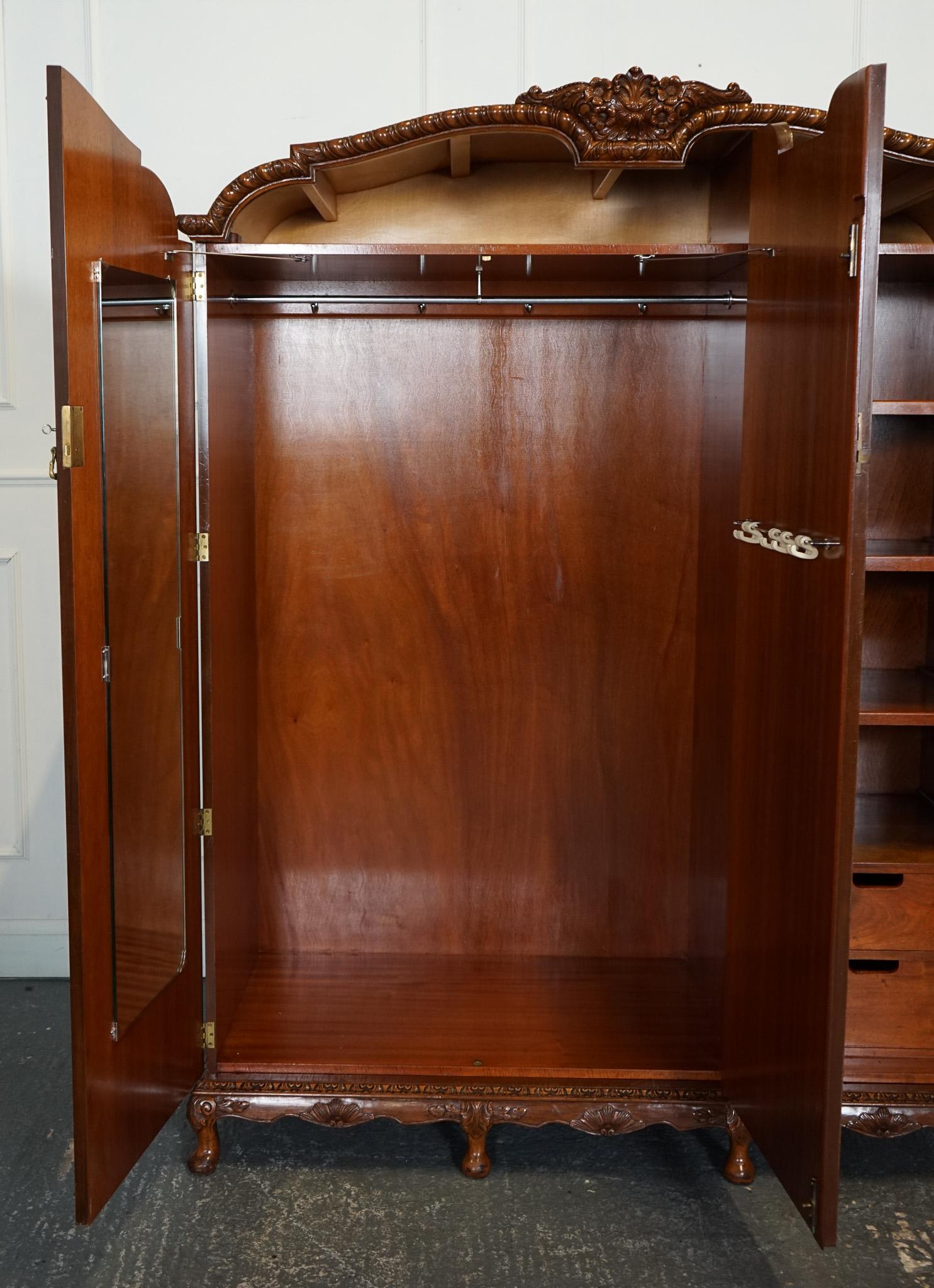 Armoire d'entrée VICtoriaN QUEEN ANNE BURR WALNUT fortement sculptée en vente 7