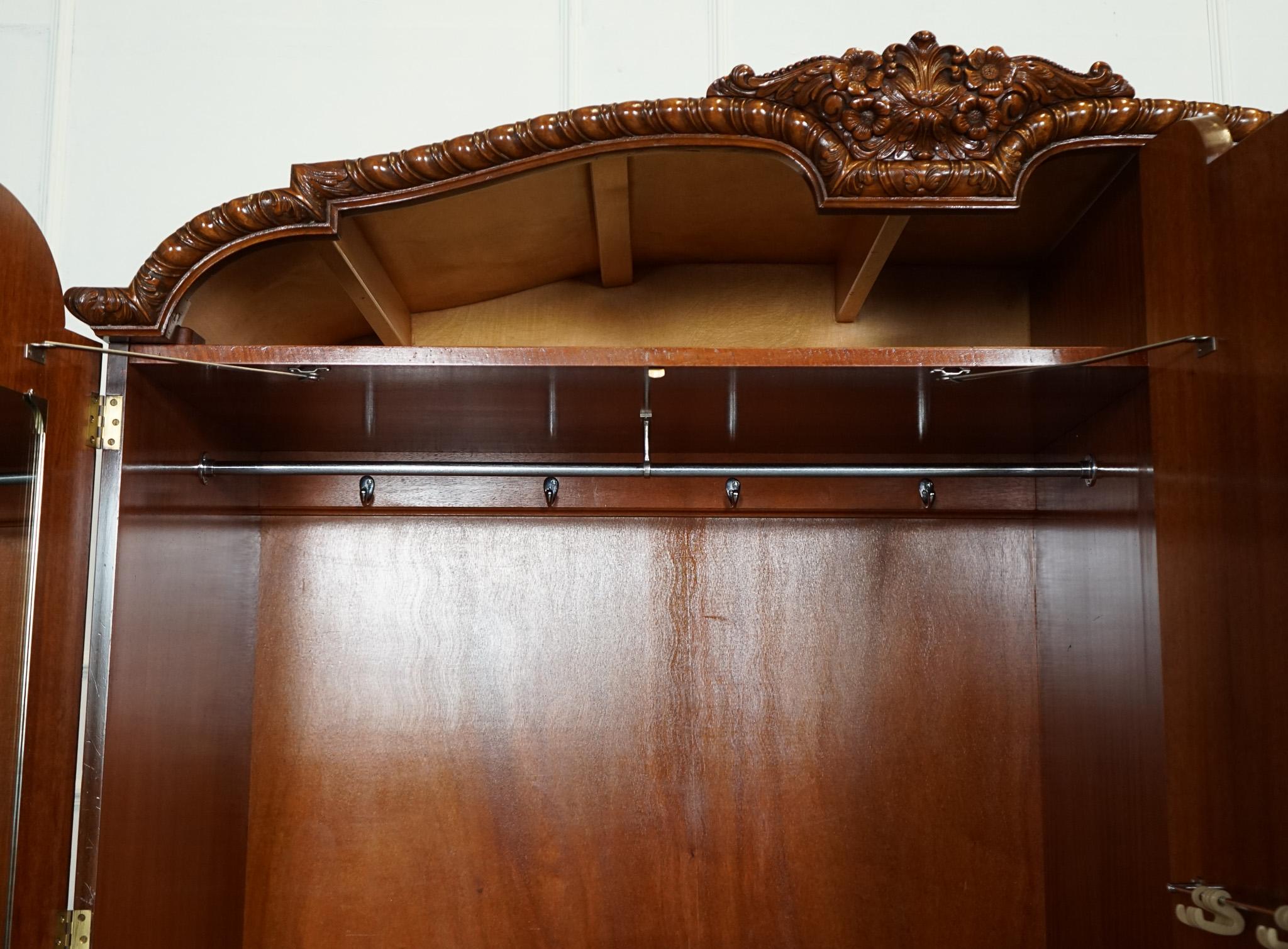 Armoire d'entrée VICtoriaN QUEEN ANNE BURR WALNUT fortement sculptée en vente 8