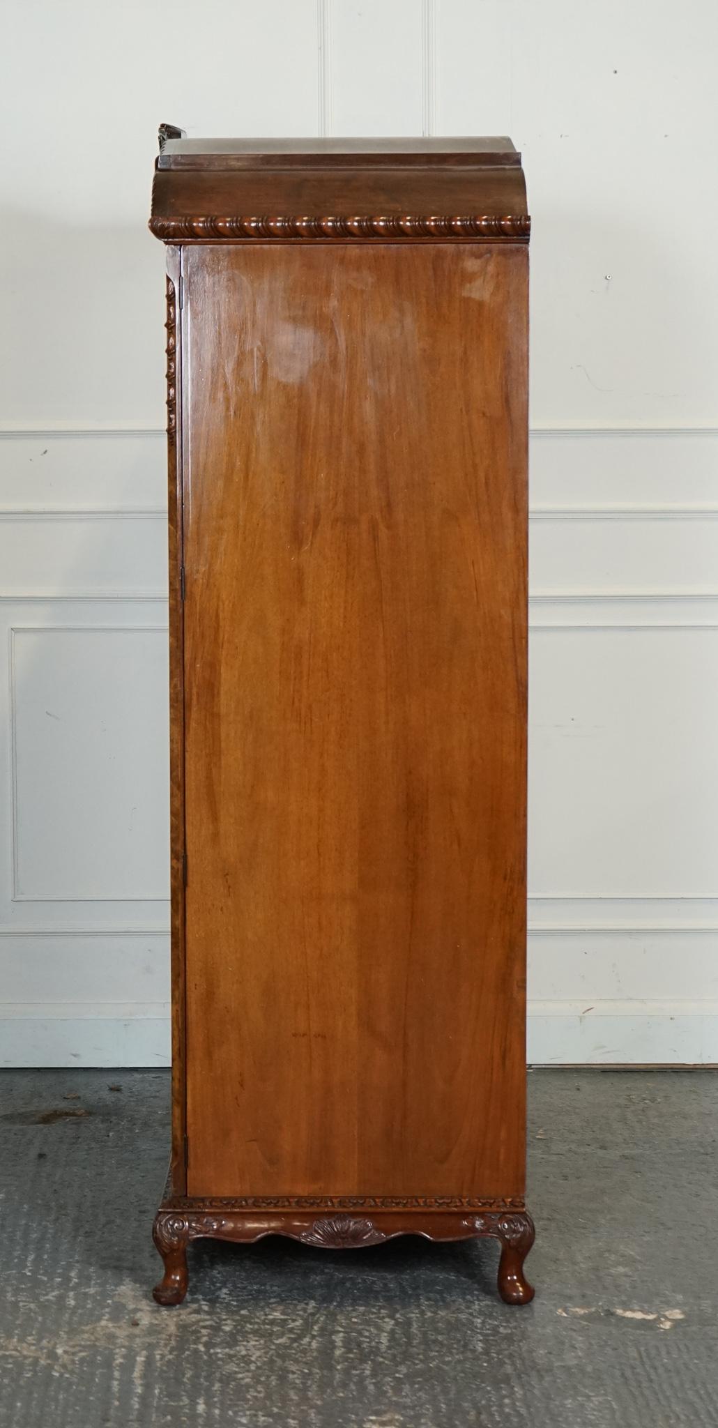 Armoire d'entrée VICtoriaN QUEEN ANNE BURR WALNUT fortement sculptée en vente 12
