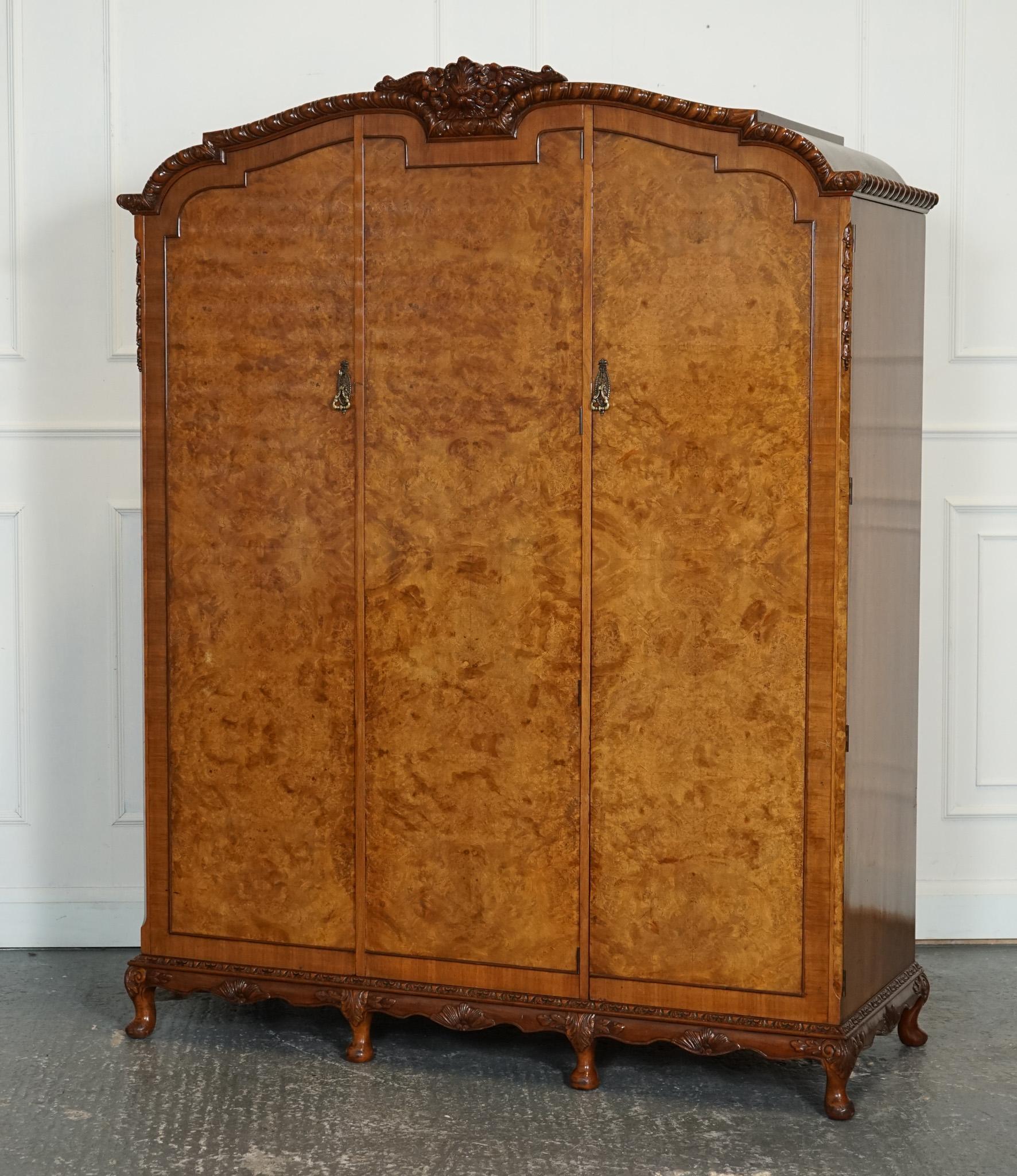 
Nous sommes ravis de proposer à la vente cette triple armoire victorienne en ronce de noyer. 

Une superbe armoire à 3 portes, dont deux s'ouvrent sur une penderie et l'autre sur des étagères et 3 tiroirs.

L'armoire se démonte en 4 parties. La