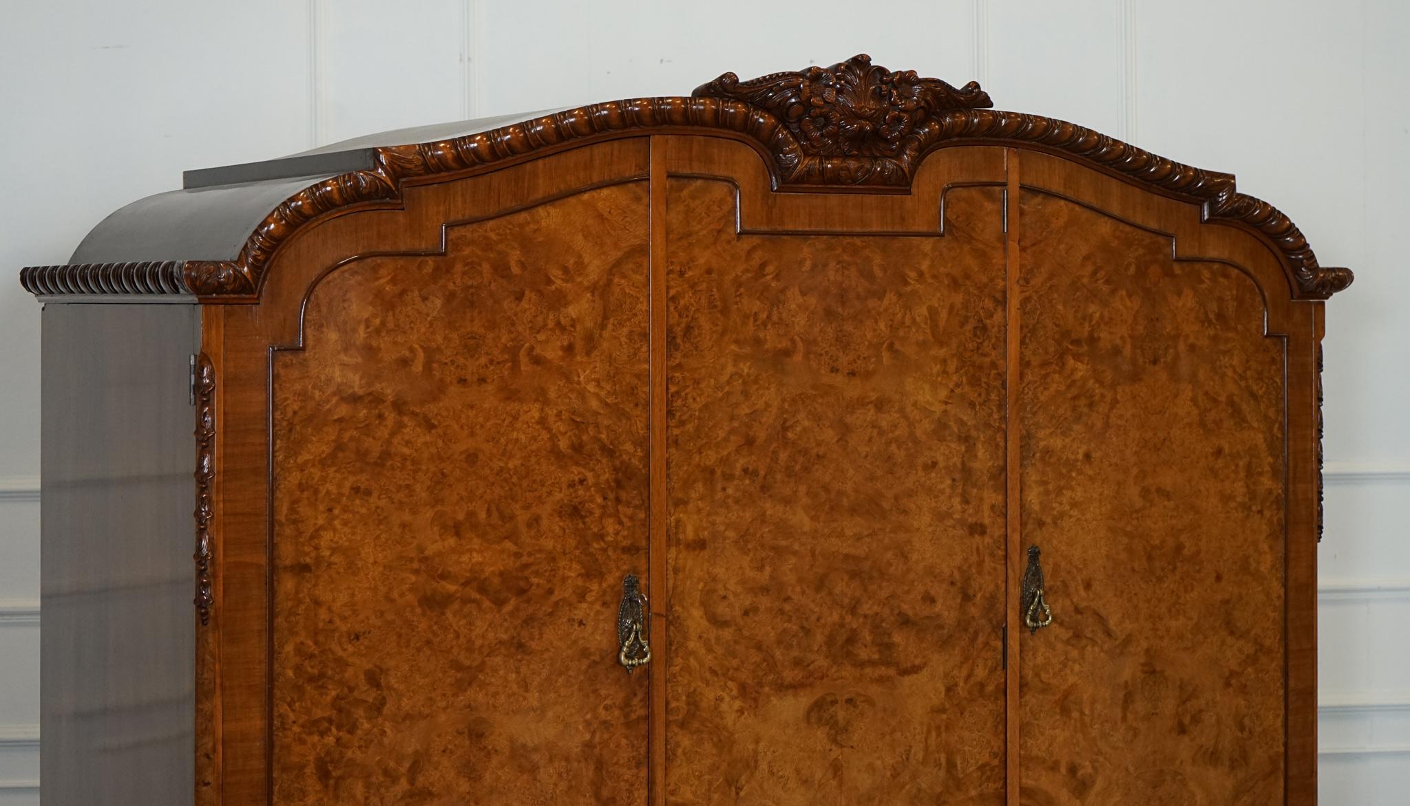 Britannique Armoire d'entrée VICtoriaN QUEEN ANNE BURR WALNUT fortement sculptée en vente