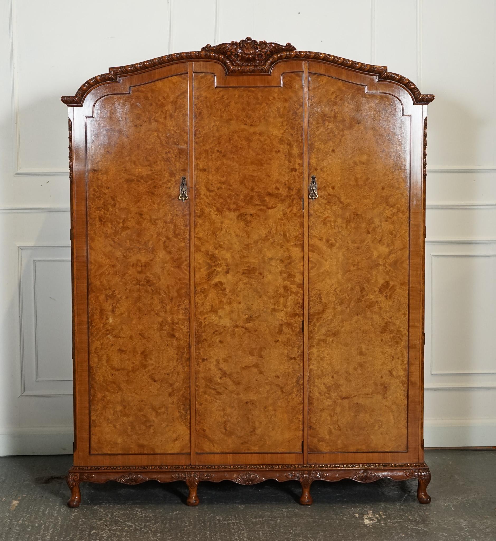 Fait main Armoire d'entrée VICtoriaN QUEEN ANNE BURR WALNUT fortement sculptée en vente