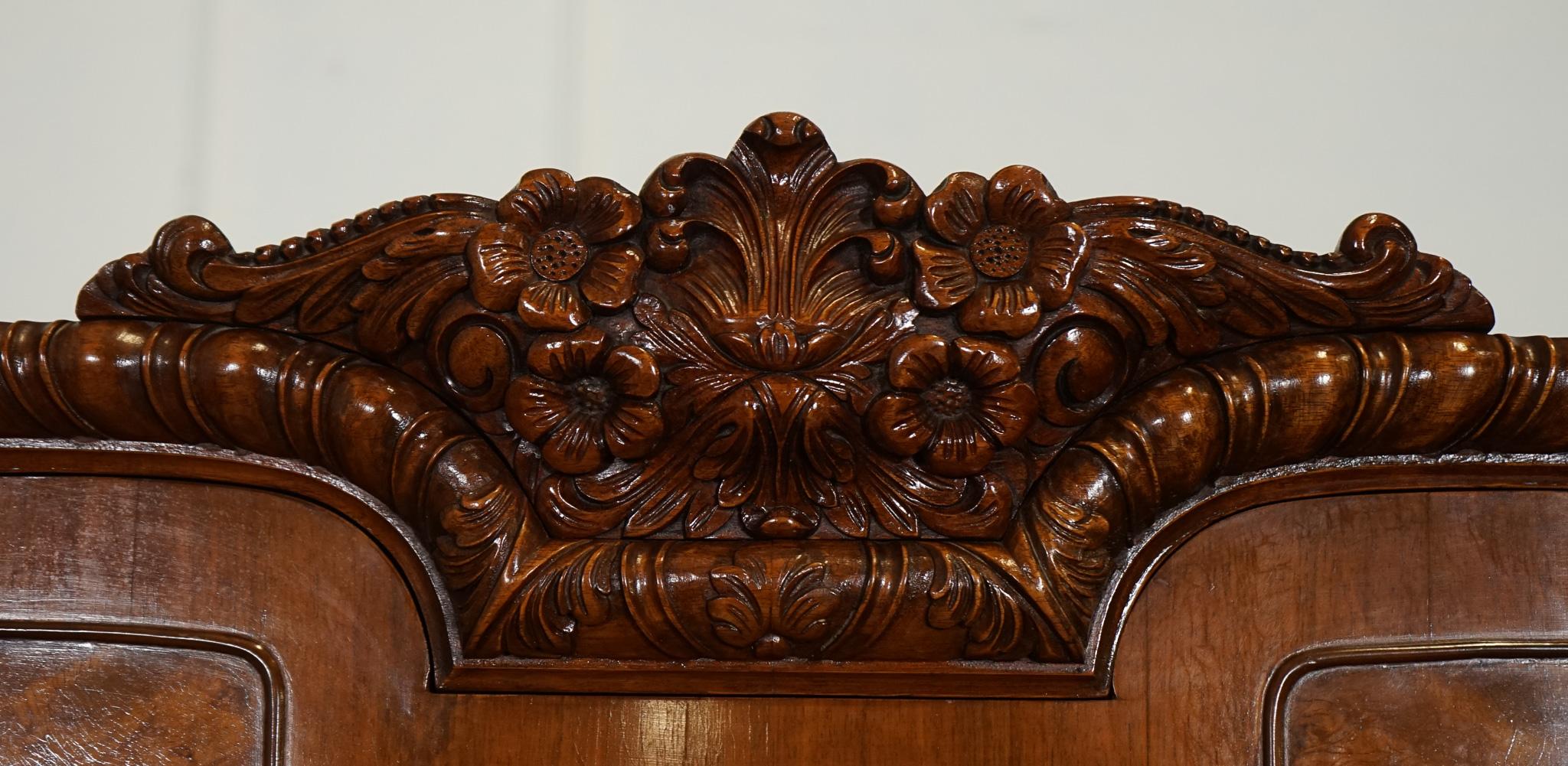 Armoire d'entrée VICtoriaN QUEEN ANNE BURR WALNUT fortement sculptée Bon état - En vente à Pulborough, GB