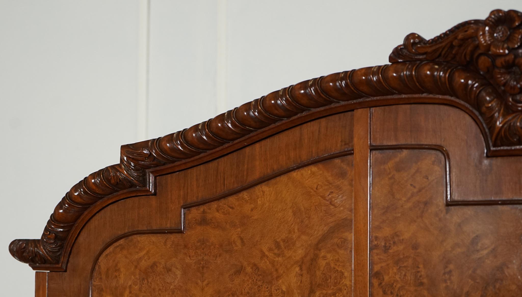 20ième siècle Armoire d'entrée VICtoriaN QUEEN ANNE BURR WALNUT fortement sculptée en vente