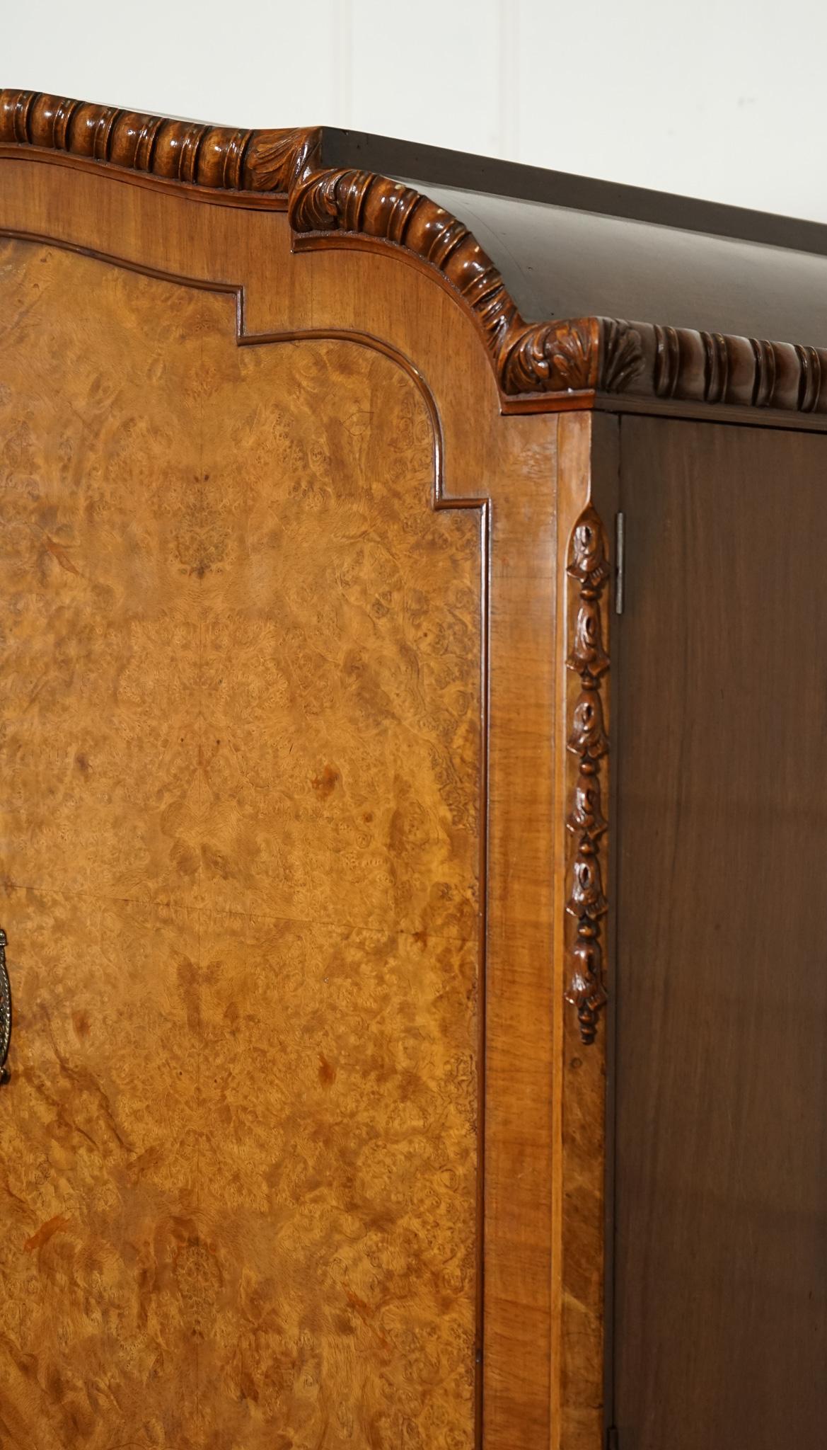 Noyer Armoire d'entrée VICtoriaN QUEEN ANNE BURR WALNUT fortement sculptée en vente