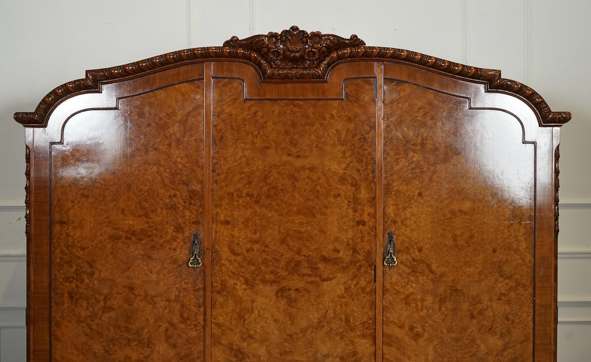 Armoire d'entrée VICtoriaN QUEEN ANNE BURR WALNUT fortement sculptée en vente 1