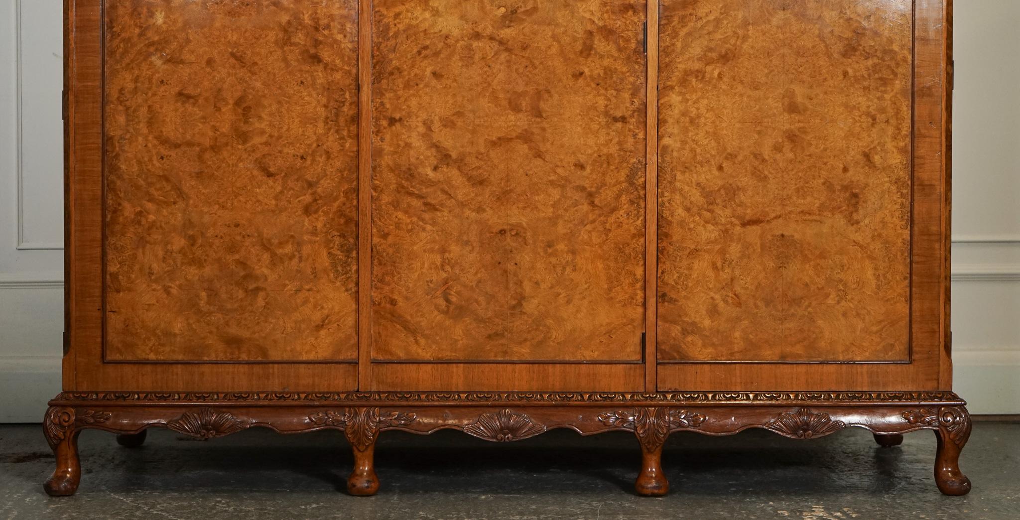 Armoire d'entrée VICtoriaN QUEEN ANNE BURR WALNUT fortement sculptée en vente 2