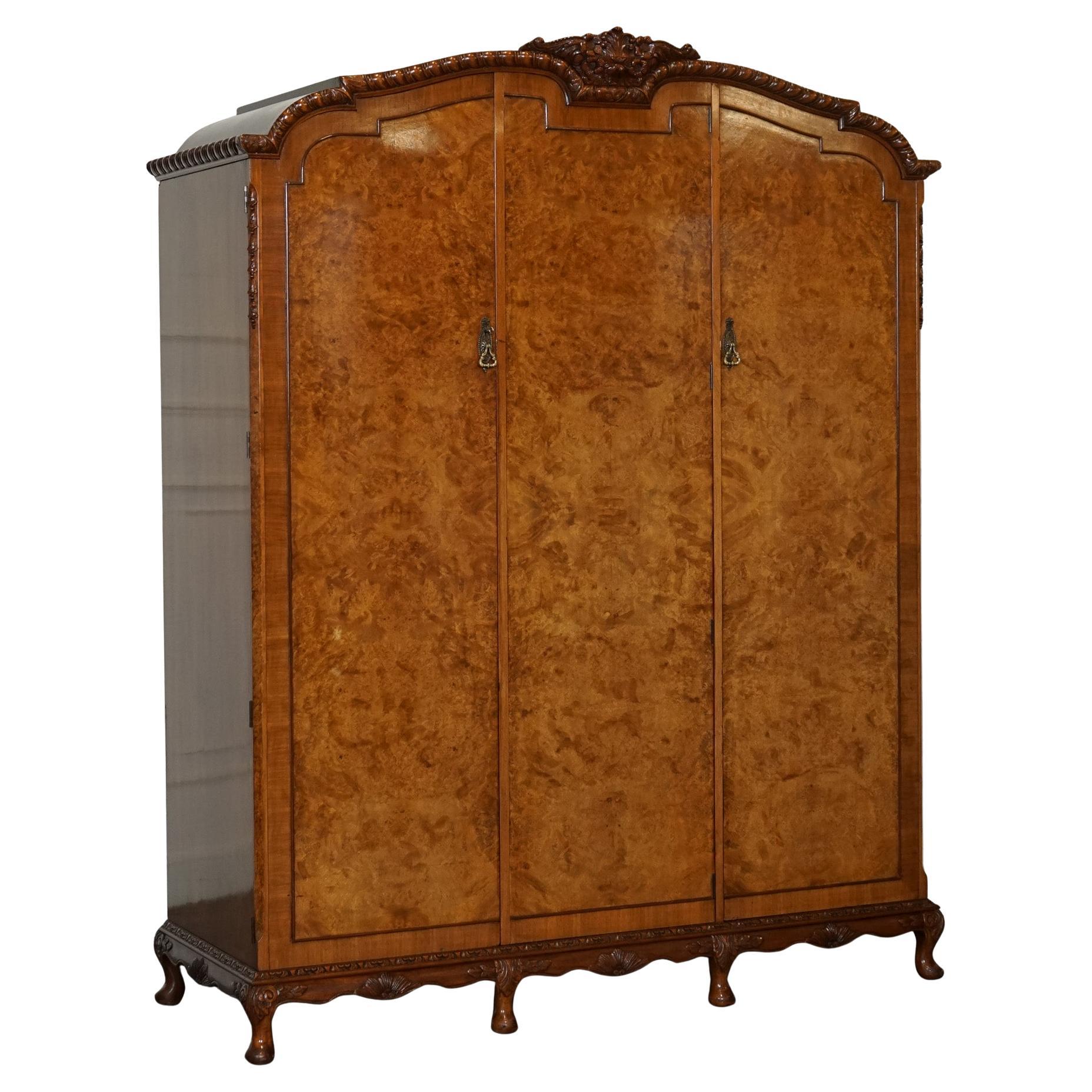 Armoire d'entrée VICtoriaN QUEEN ANNE BURR WALNUT fortement sculptée en vente