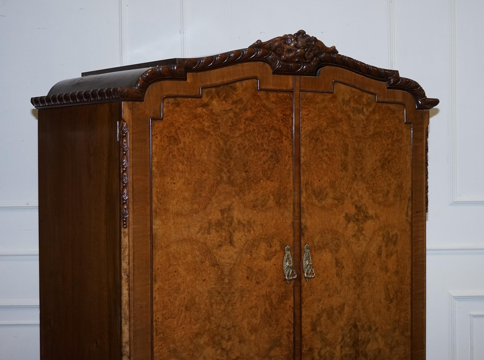 
Antiquariato di Londra


Un caratteristico armadio a due ante che fonde le curve aggraziate dell'influenza Queen Anne con le linee slanciate e le ricche superfici del design inglese Art Déco. Questo pezzo di transizione rappresenta un ponte tra due