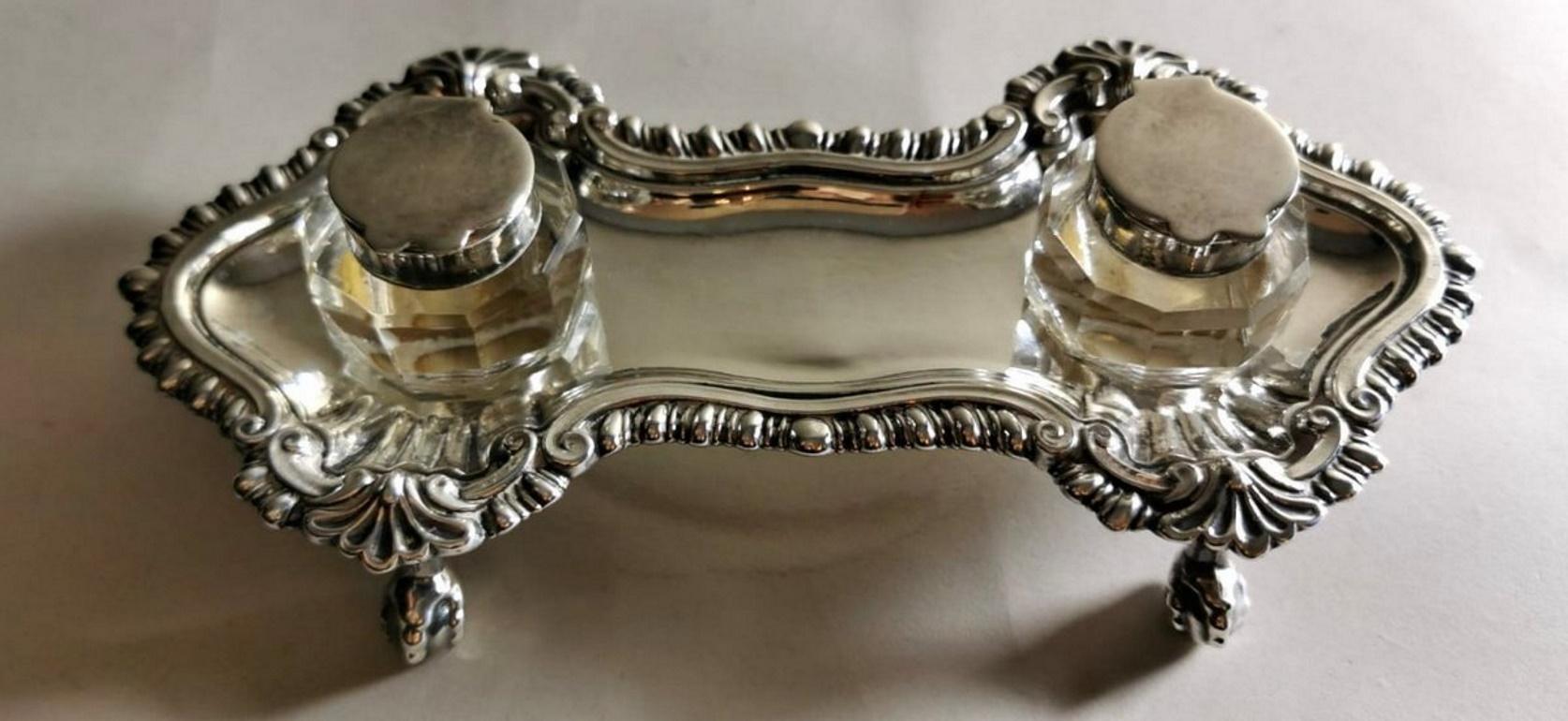 We kindly suggest you read the whole description, because with it we try to give you detailed technical and historical information to guarantee the authenticity of our objects.
Refined and graceful silver plated inkwell; it has a balanced and