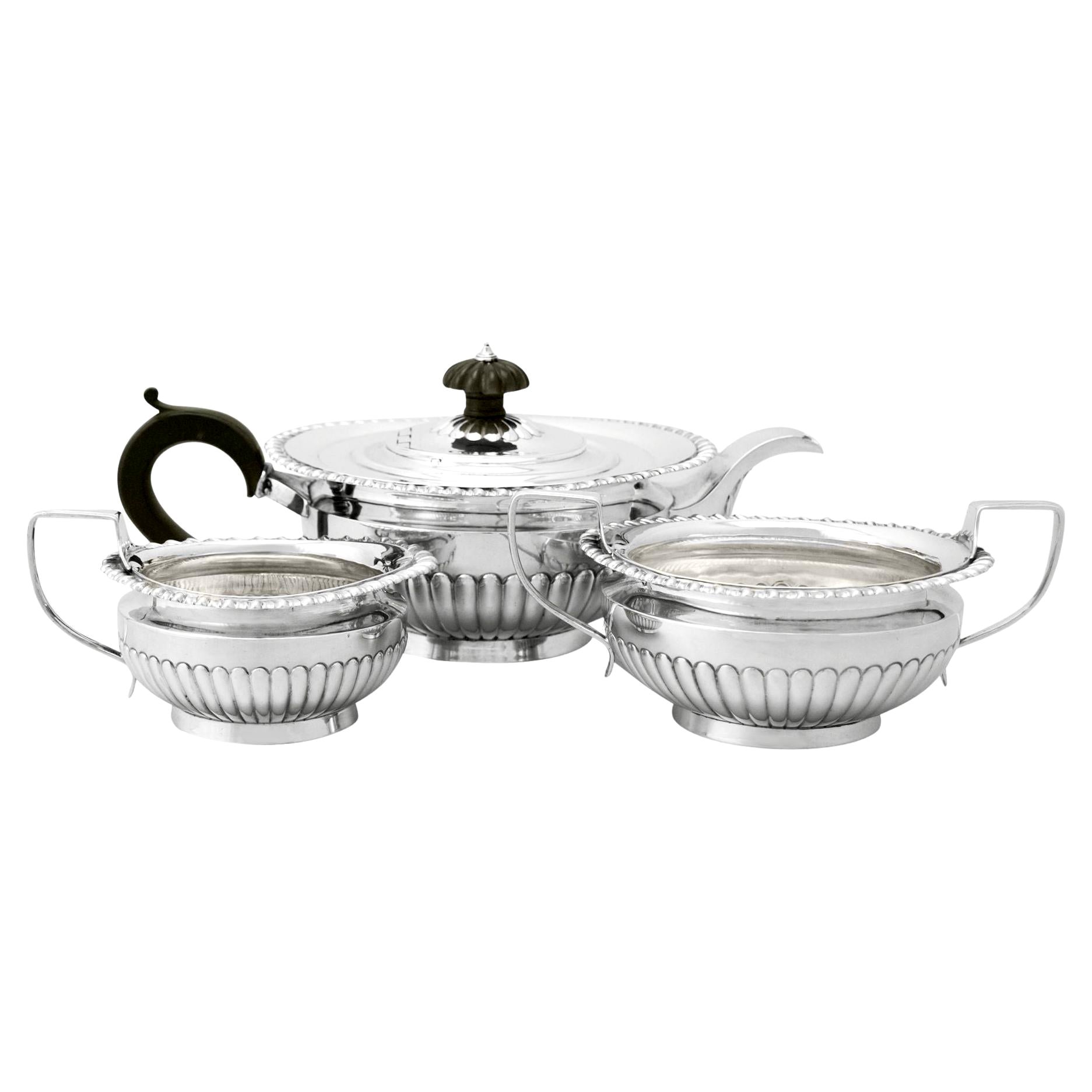 Service à thé trois pièces de style victorien Queen Anne en argent sterling en vente