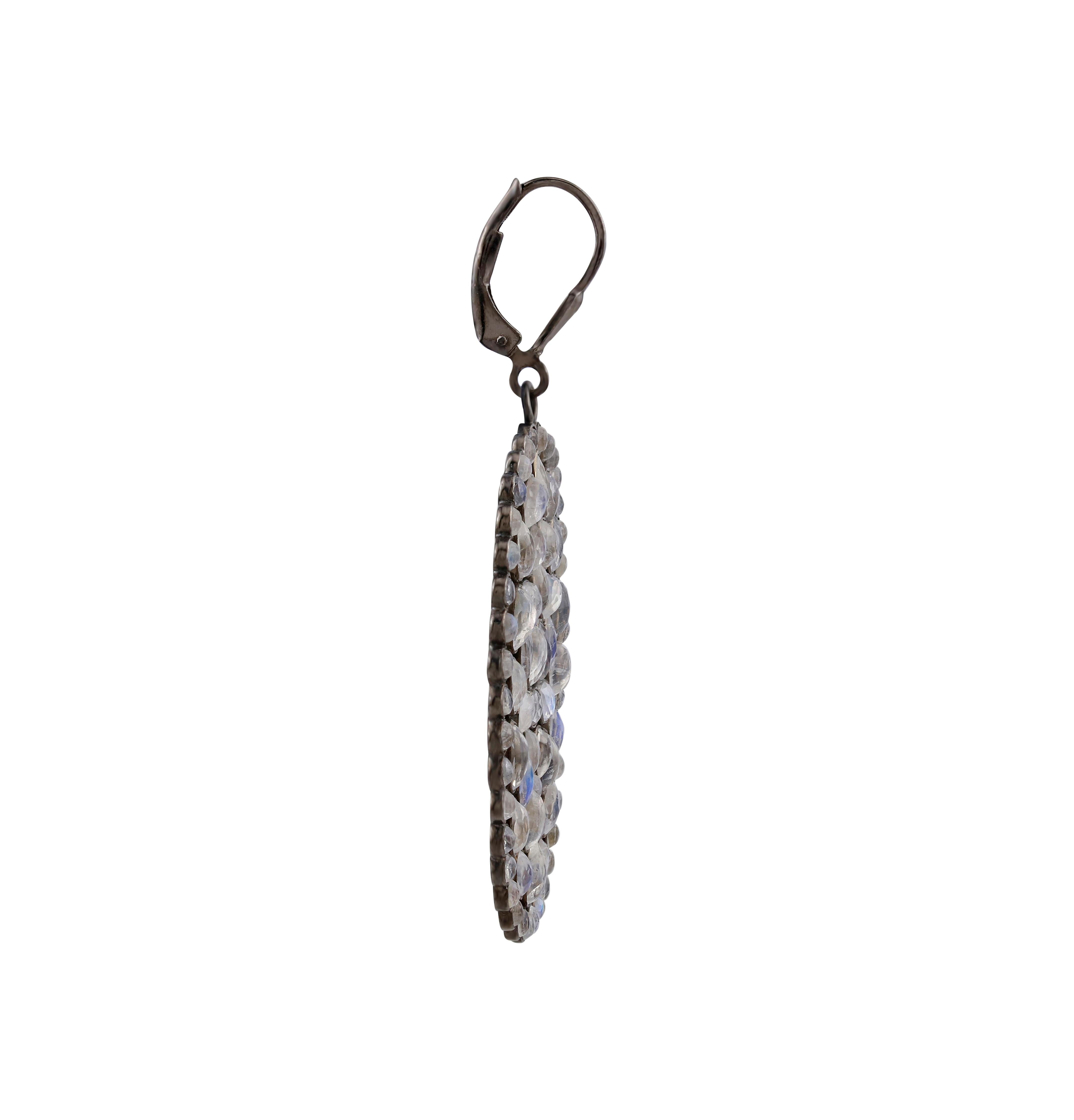 Taille mixte Boucles d'oreilles victoriennes en pierre de lune arc-en-ciel en argent 925 en vente