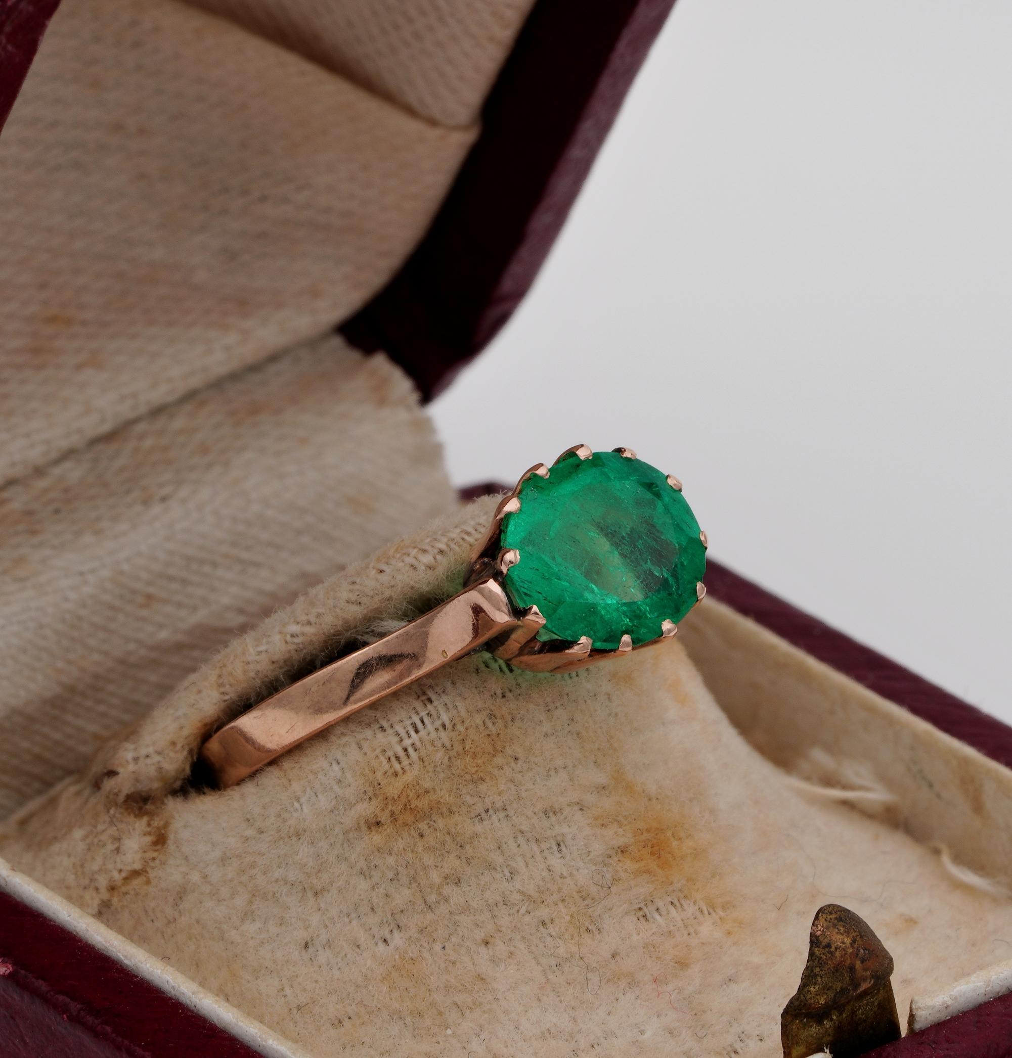 Victorian Rare 1.85 Carat Colombian Emerald Solitaire Ring 18 Karat Rose Gold In Good Condition For Sale In Napoli, IT