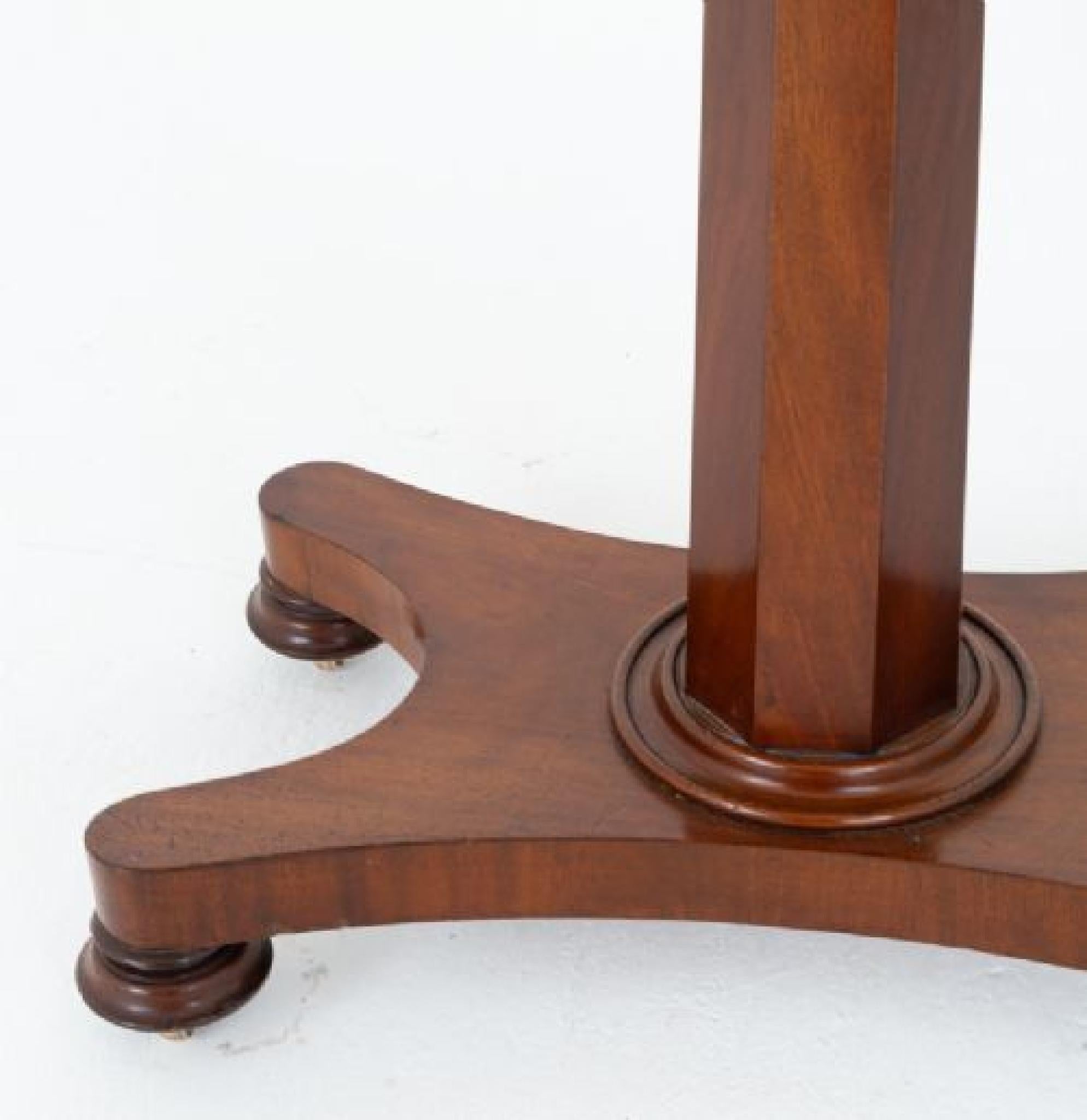 Table de lecture victorienne en acajou
Cette table repose sur une plate-forme avec des pieds retournés et des roulettes.
Circa 1870
La colonne est de forme facettée avec un socle tourné.
Le plateau de la table est équipé de deux porte-livres