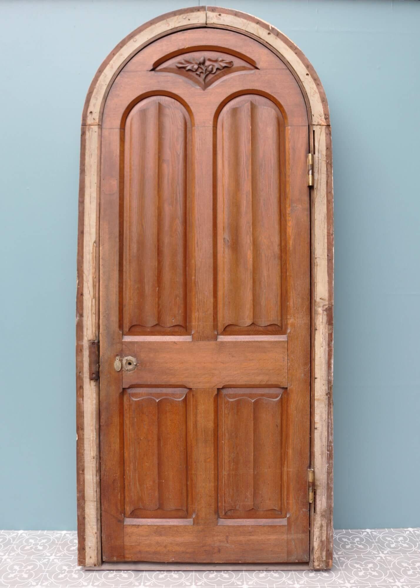 Victorian Reclaimed Oak Front Door with Frame In Fair Condition For Sale In Wormelow, Herefordshire