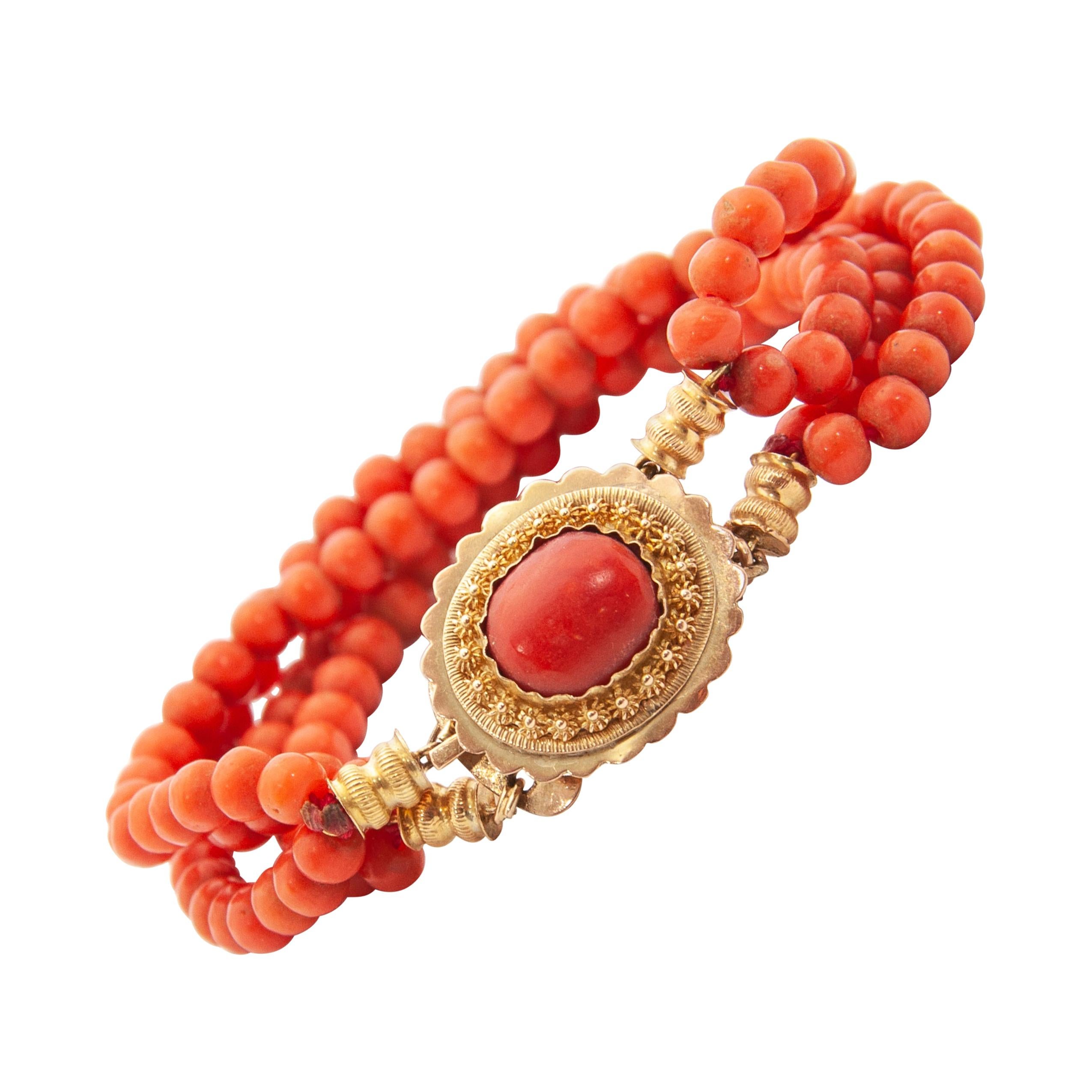 This antique 19th century coral children's bracelet is made with a 14 karat gold clasp. The beautiful ornate oval-shaped clasp is made of fine filigree and cannetille work, the craftsmanship is stunning. The center of the clasp is adorned with a