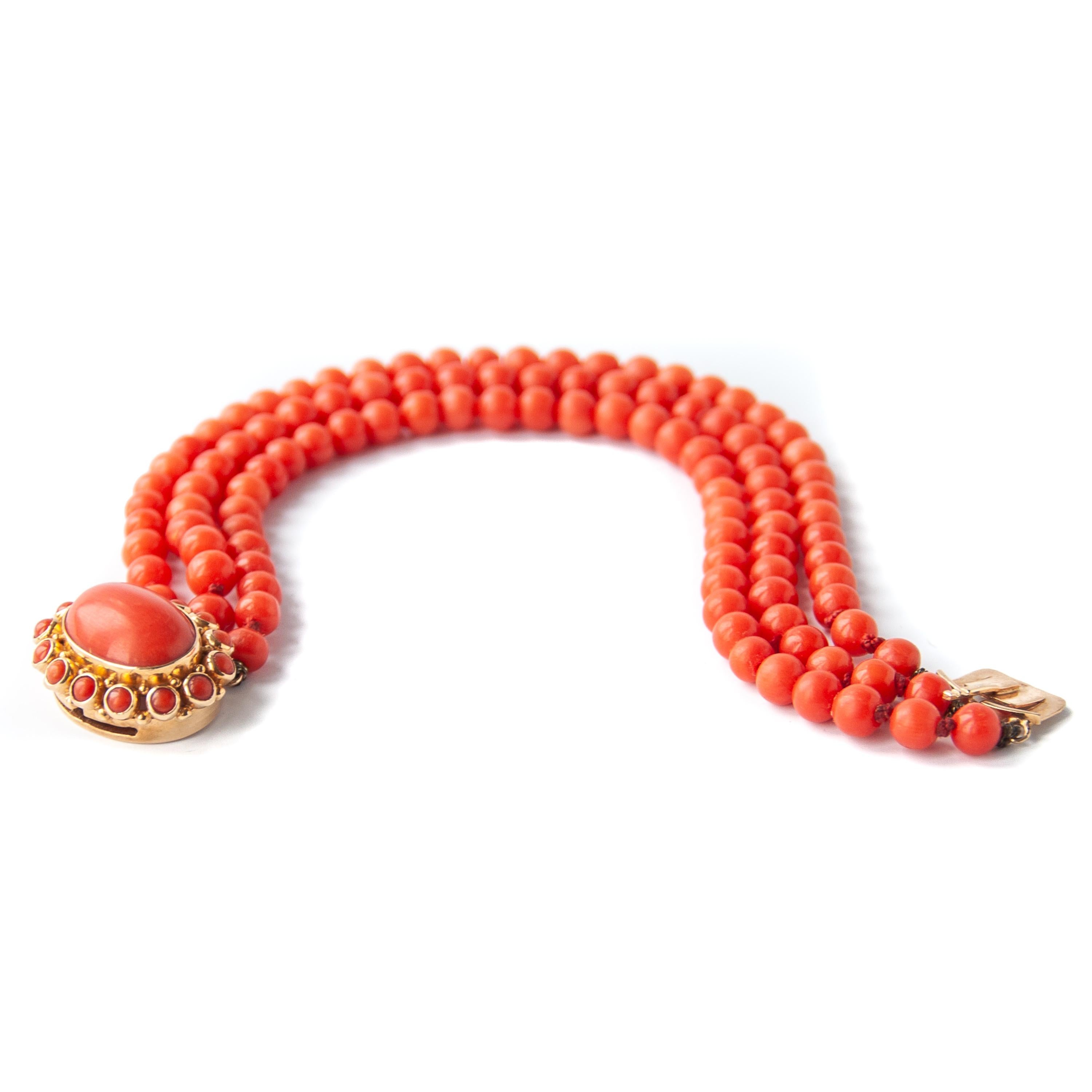  14K Gold Red Coral Beaded Multi-Strand Bracelet In Good Condition In Rotterdam, NL
