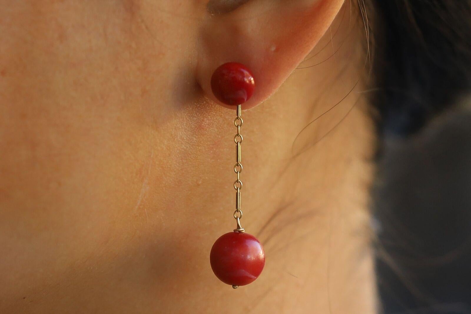 Questi orecchini vittoriani a goccia, i più ricercati, preziosi e scarsi di tutti i coralli, vantano una ricca tonalità rosso sangue di bue. In condizioni incontaminate e originali, i pendenti sono staccabili e possono essere scambiati, indossati