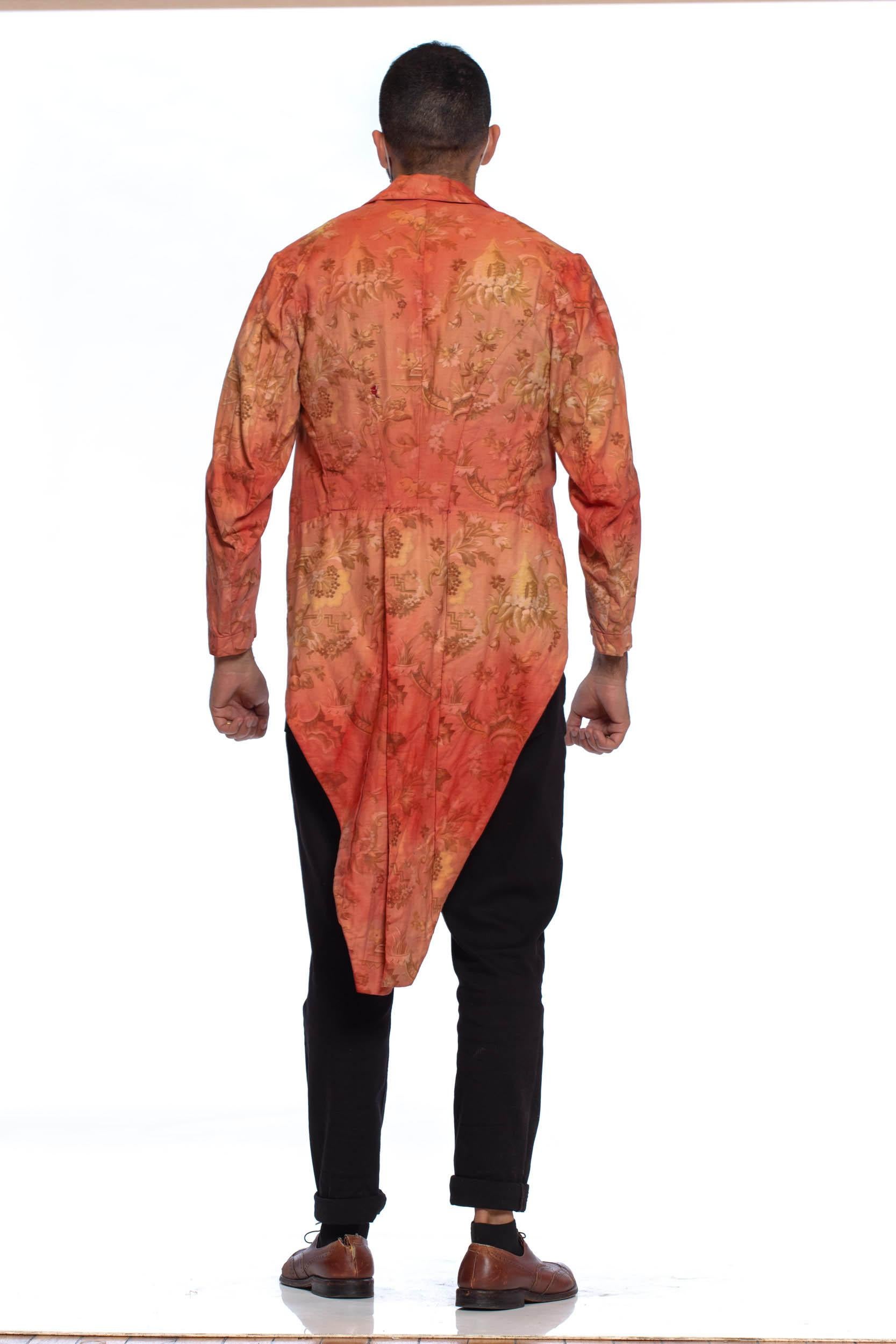 Viktorianische rot Baumwolle Tie Dye Rokoko Druck Herren Schleife Mantel Jacke im Angebot 2