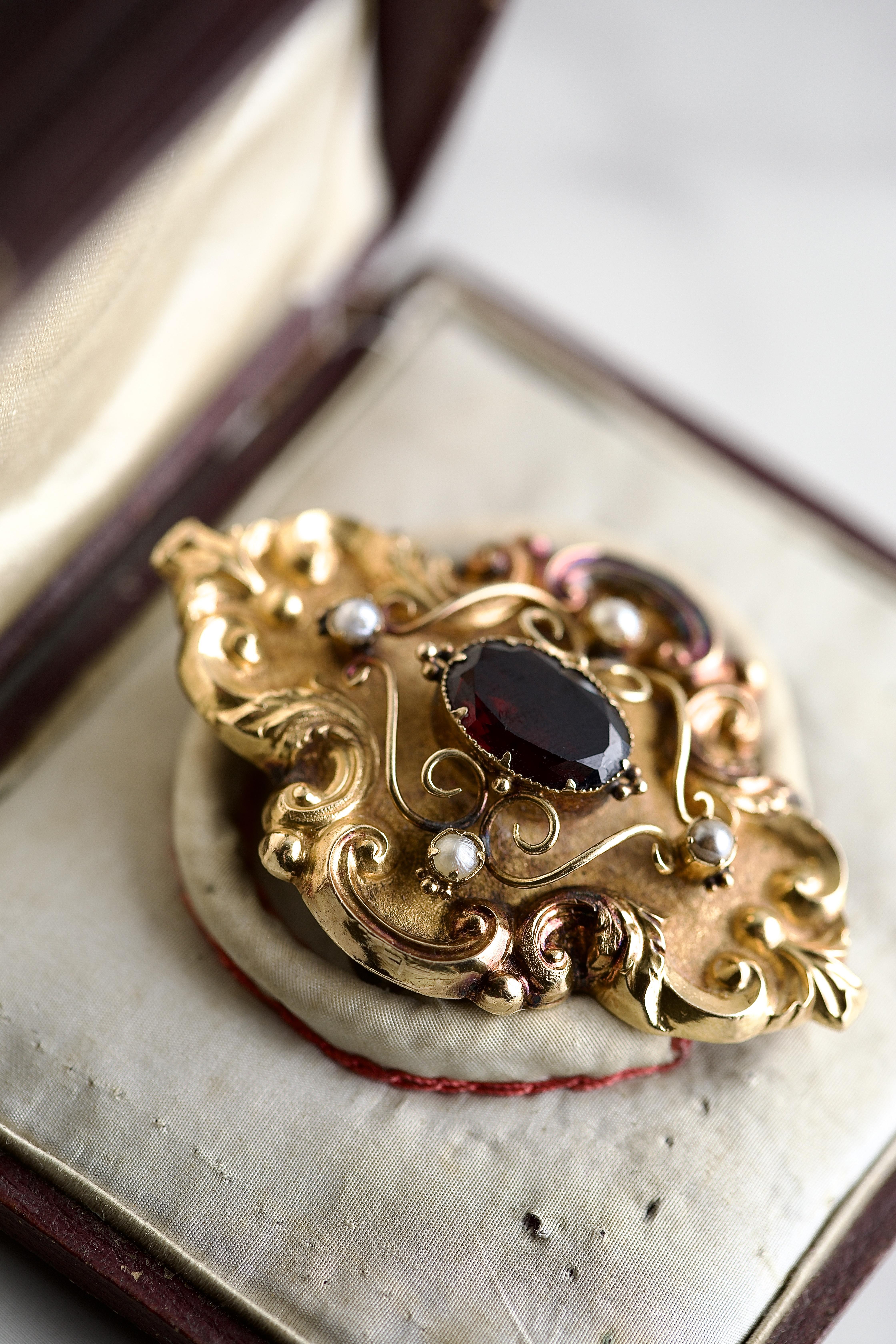 Victorian Red Garnet Pearl Gold Mourning Jewelry Brooch In Excellent Condition For Sale In Beverly Hills, CA