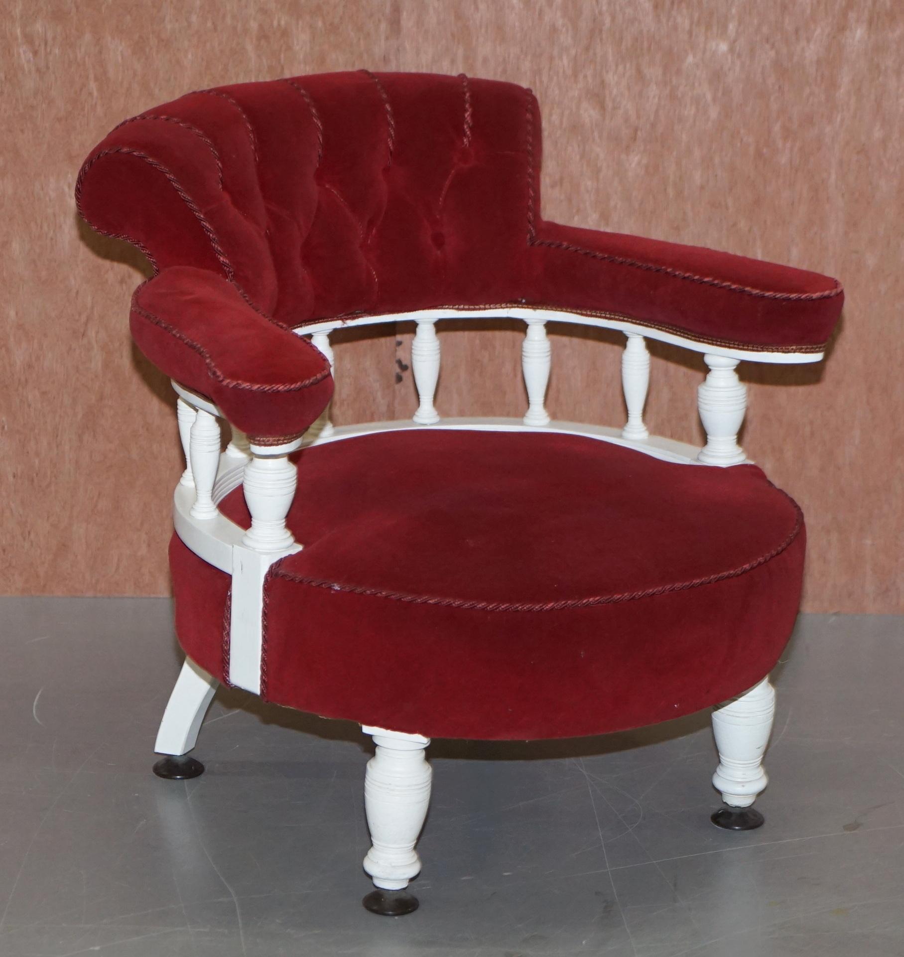 Nous avons le plaisir de proposer à la vente ce fauteuil d'appoint de capitaine d'époque victorienne, fabriqué à la main vers 1860

Pièce confortable et décorative, la chaise a un cadre blanc peint à la main, un rembourrage en velours rouge et une