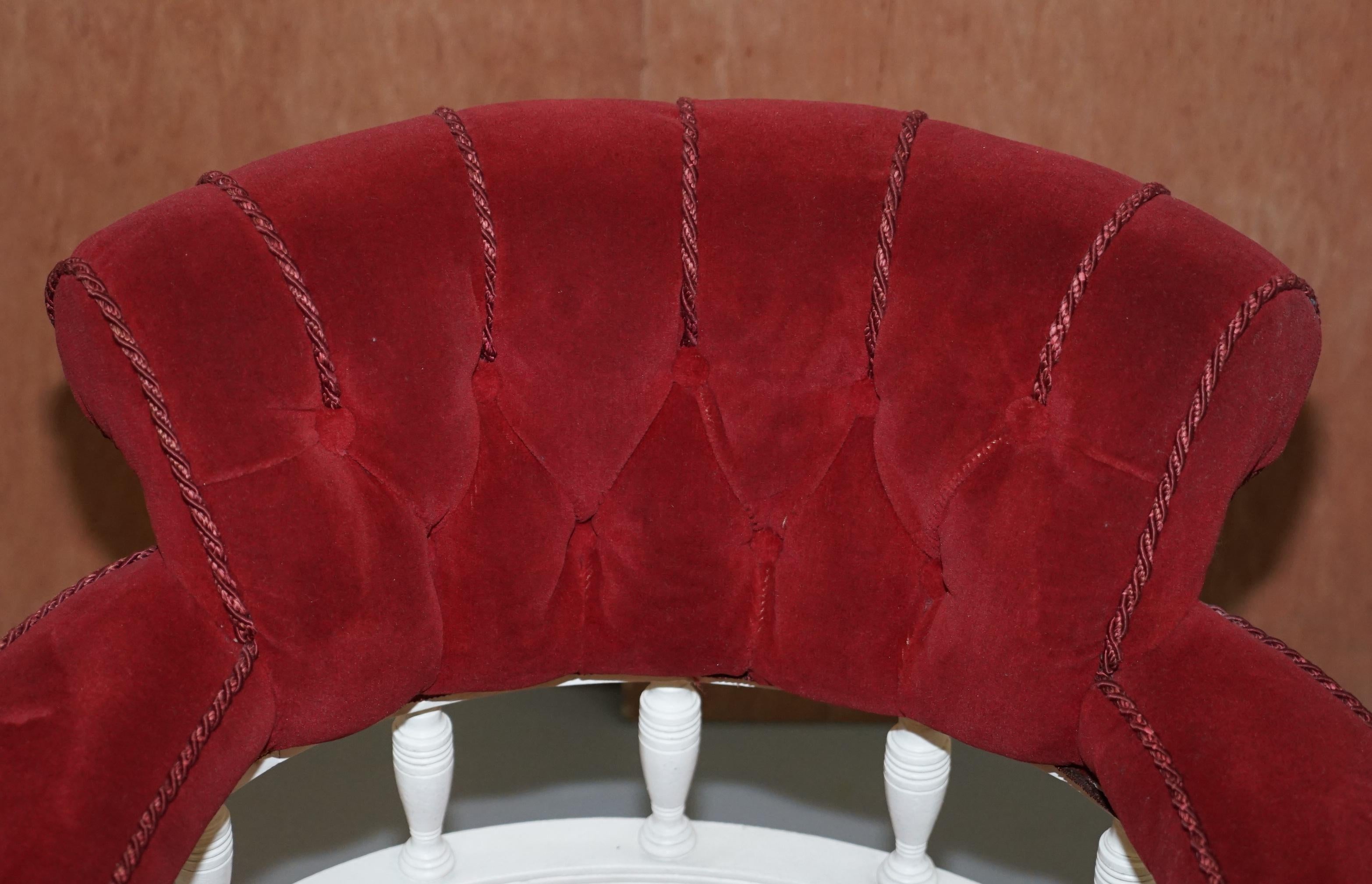 Fait main Fauteuil d'appoint victorien en chêne rembourré et encadré de velours rouge pour petits capitains en vente