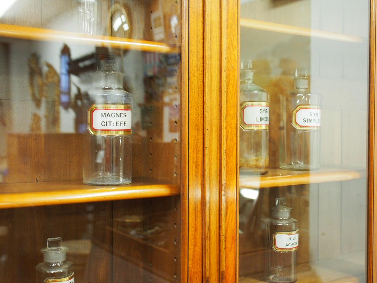Victorian Red Walnut Cabinet Bookcase or Display Cabinet, circa 1880 7