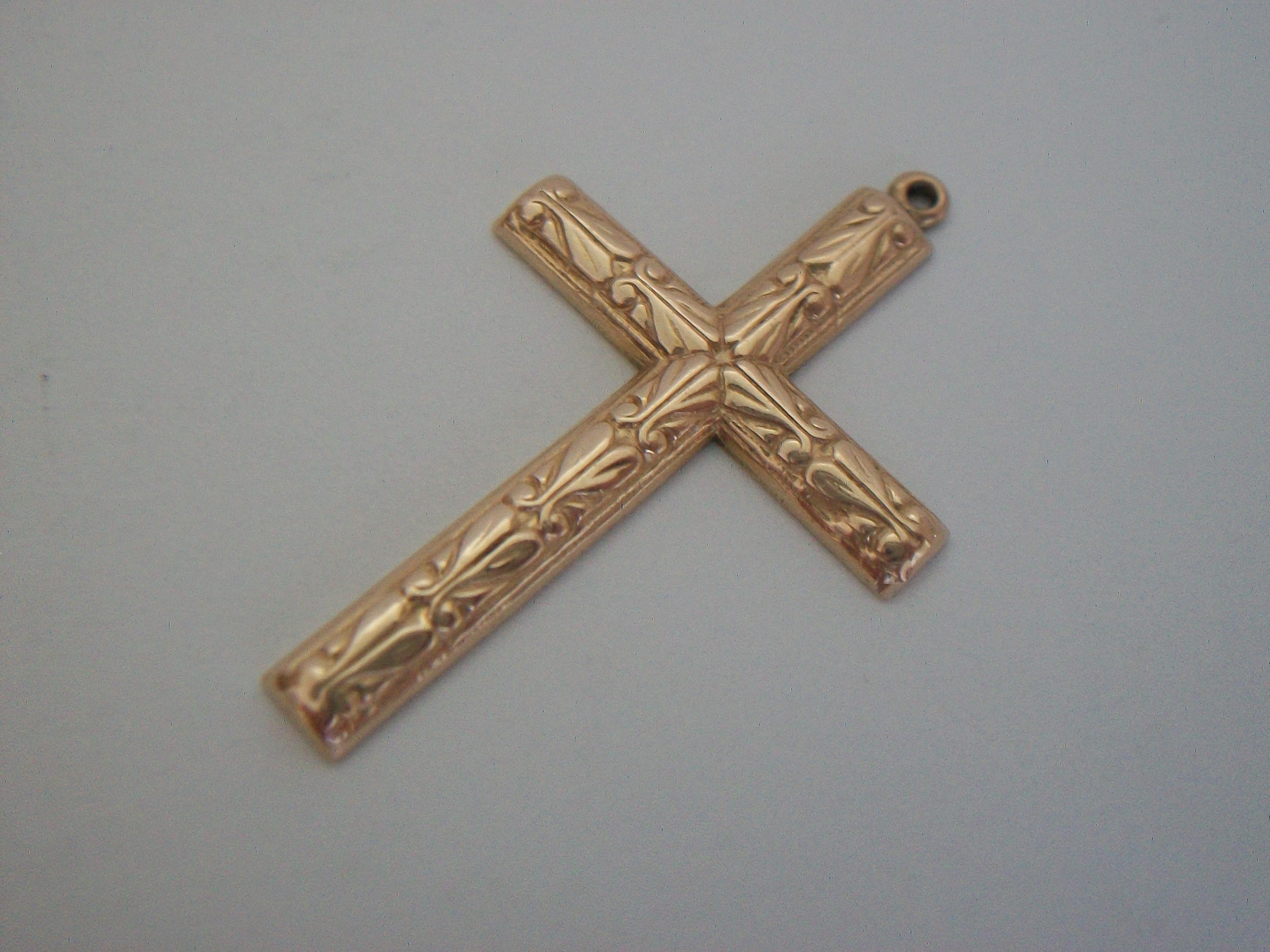 Victorian Renaissance Revival 14K Gold Cross Pendant - Unisex - E.U. - C.1900 In Good Condition For Sale In Chatham, CA