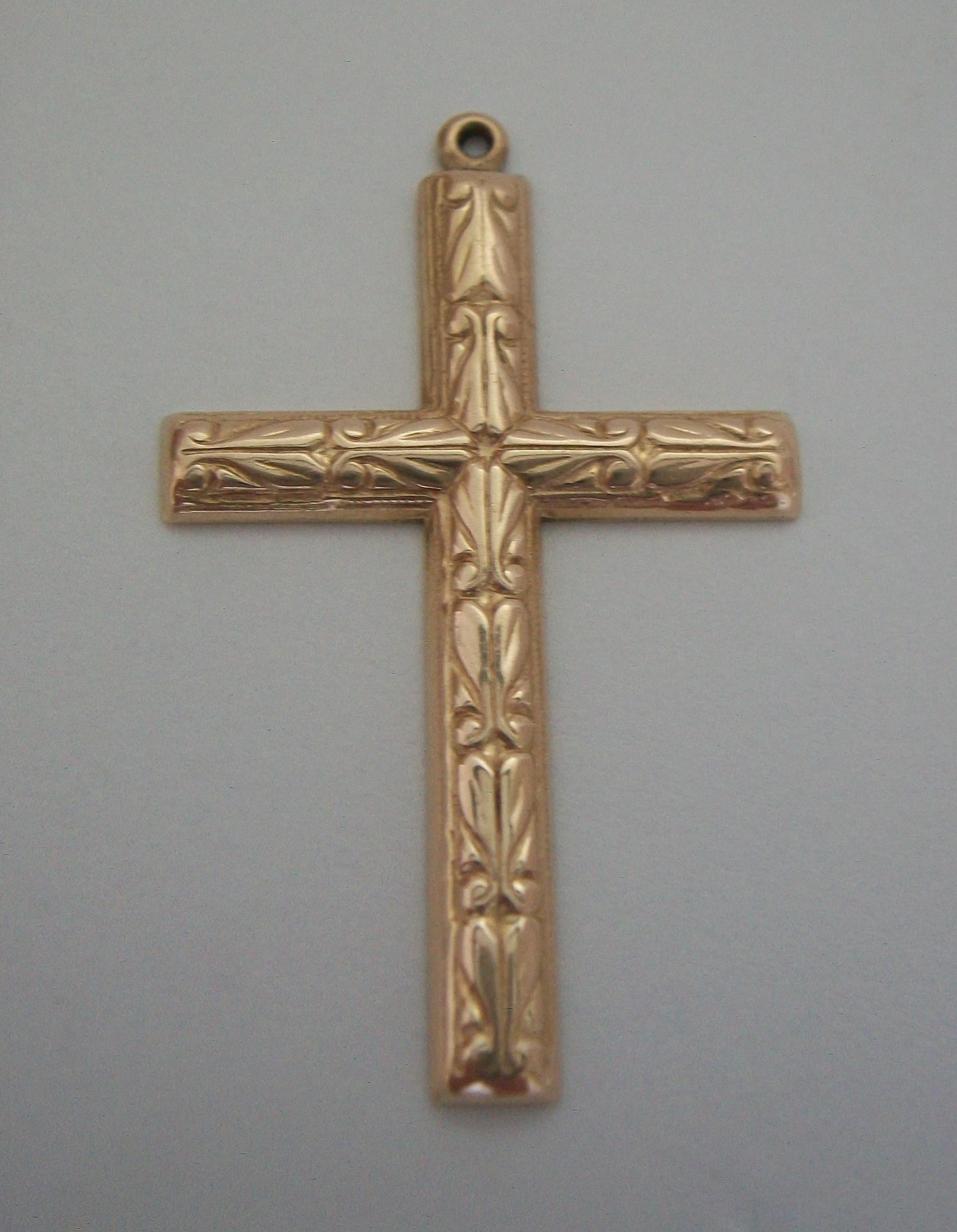Victorian Renaissance Revival 14K Gold Cross Pendant - Unisex - E.U. - C.1900 For Sale 1
