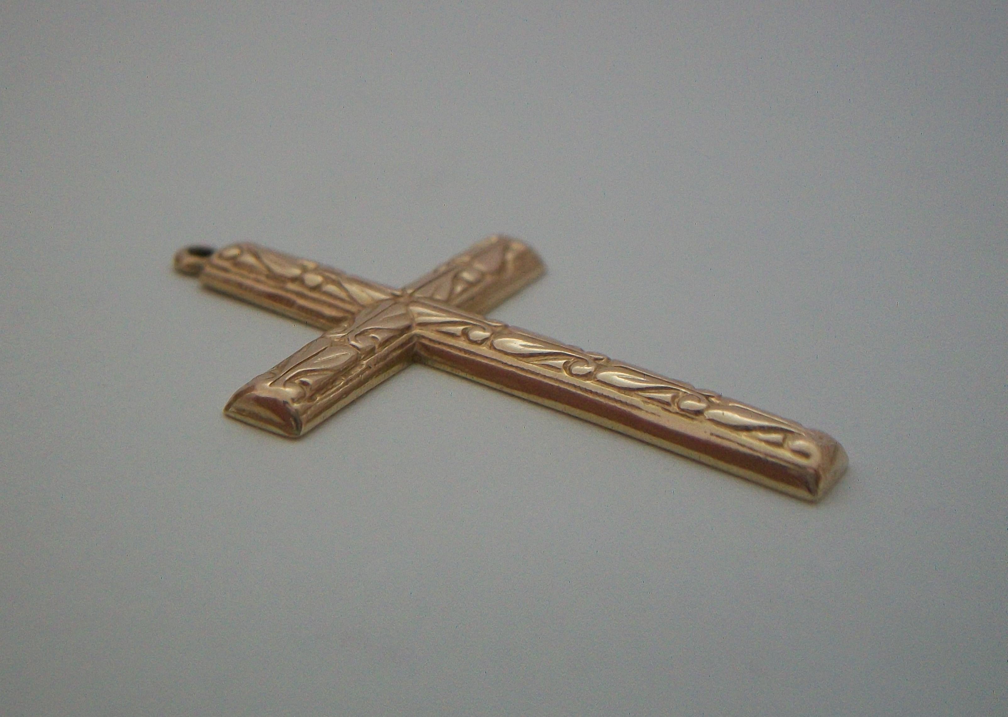 Victorian Renaissance Revival 14K Gold Cross Pendant - Unisex - E.U. - C.1900 For Sale 2