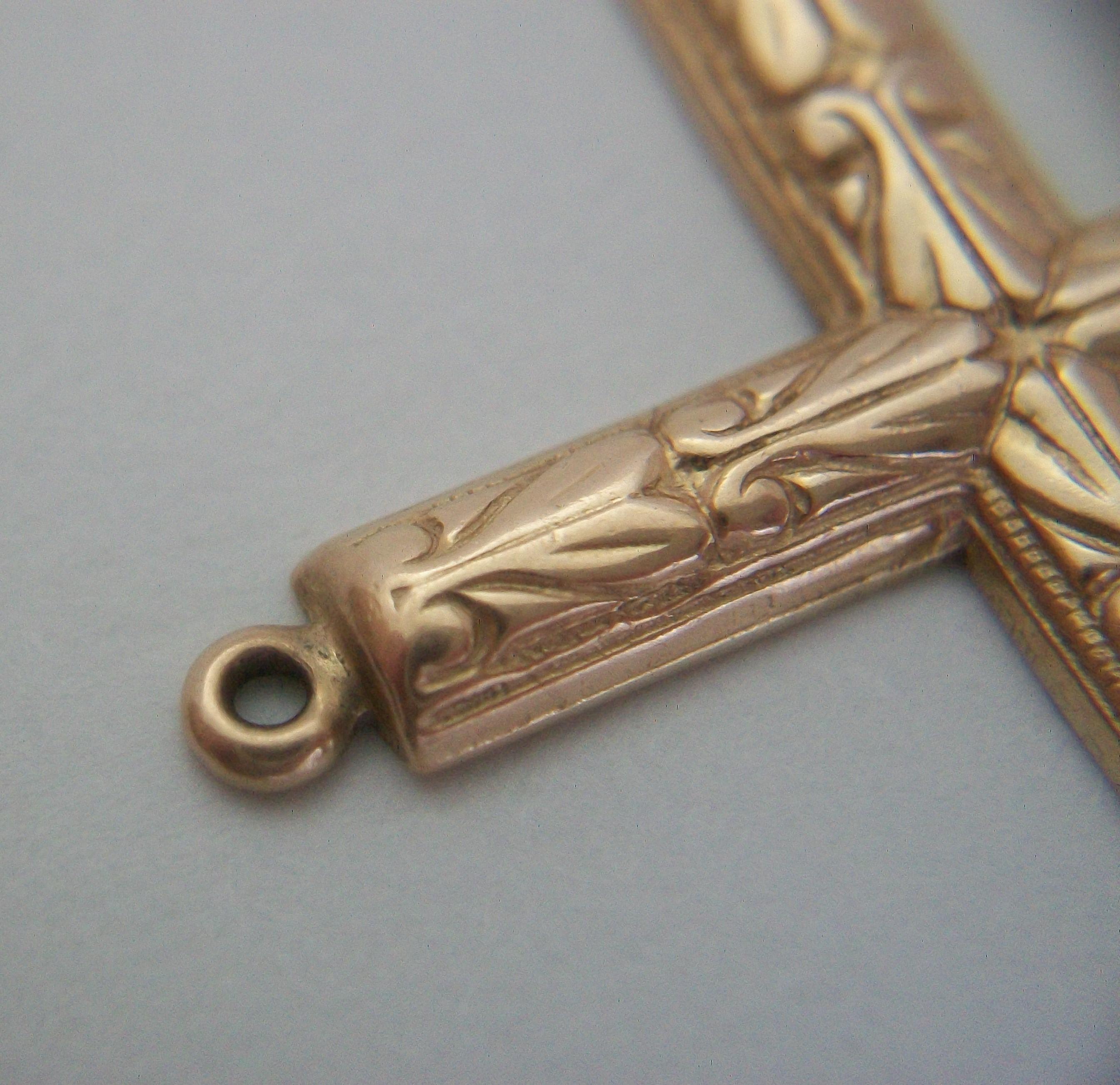 Victorian Renaissance Revival 14K Gold Cross Pendant - Unisex - E.U. - C.1900 For Sale 3