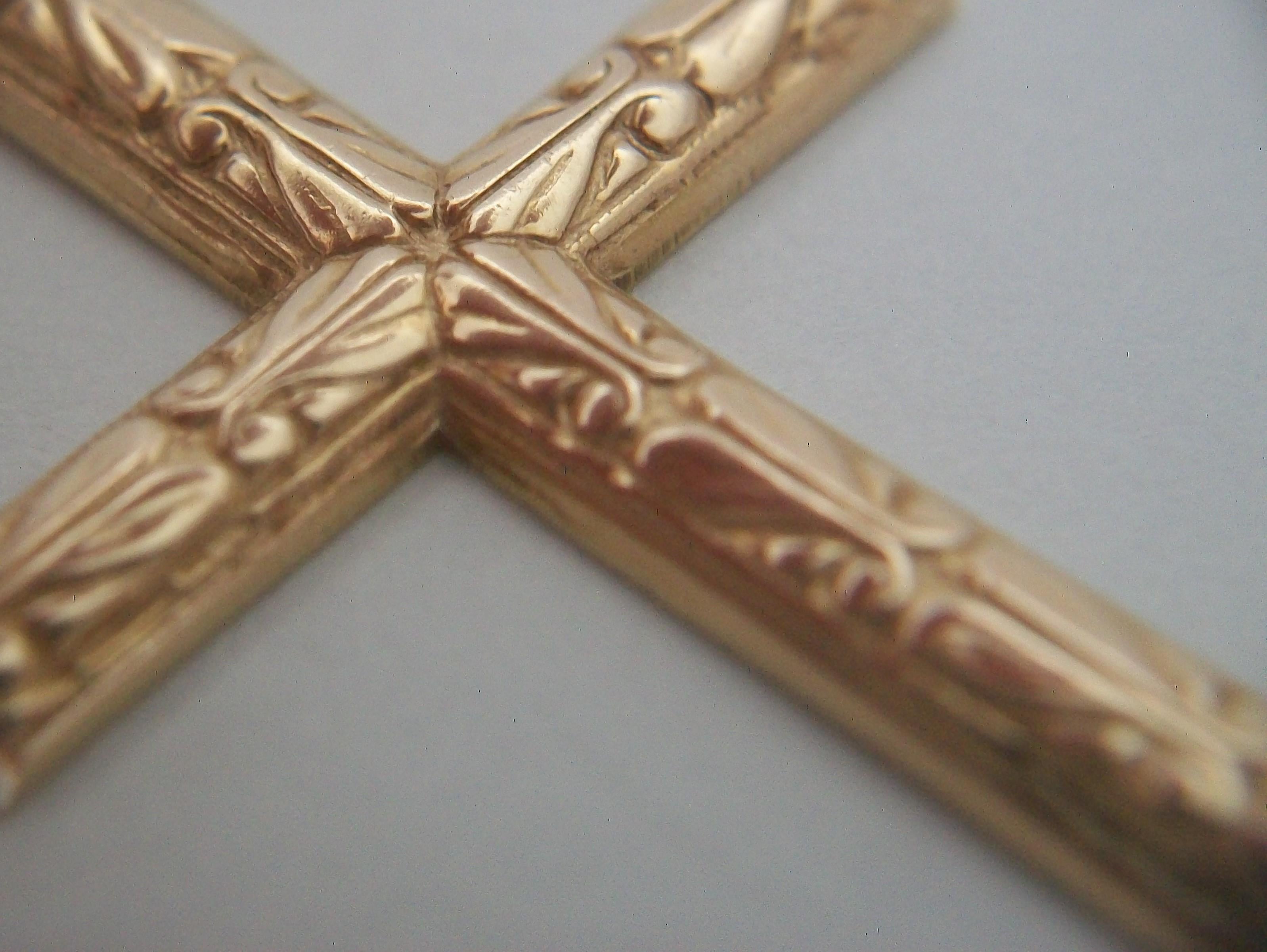 Victorian Renaissance Revival 14K Gold Cross Pendant - Unisex - E.U. - C.1900 For Sale 4