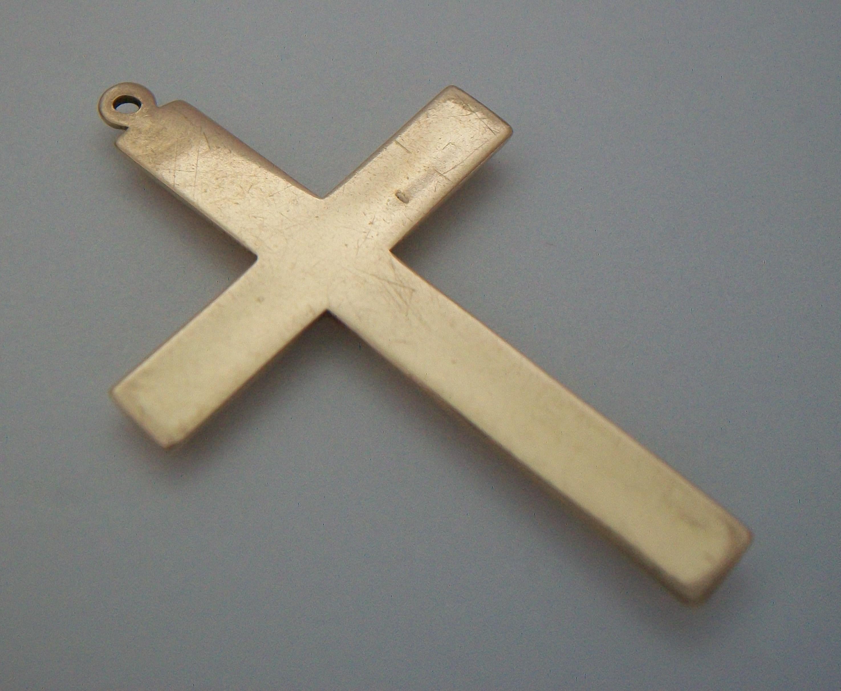 Victorian Renaissance Revival 14K Gold Cross Pendant - Unisex - E.U. - C.1900 For Sale 5