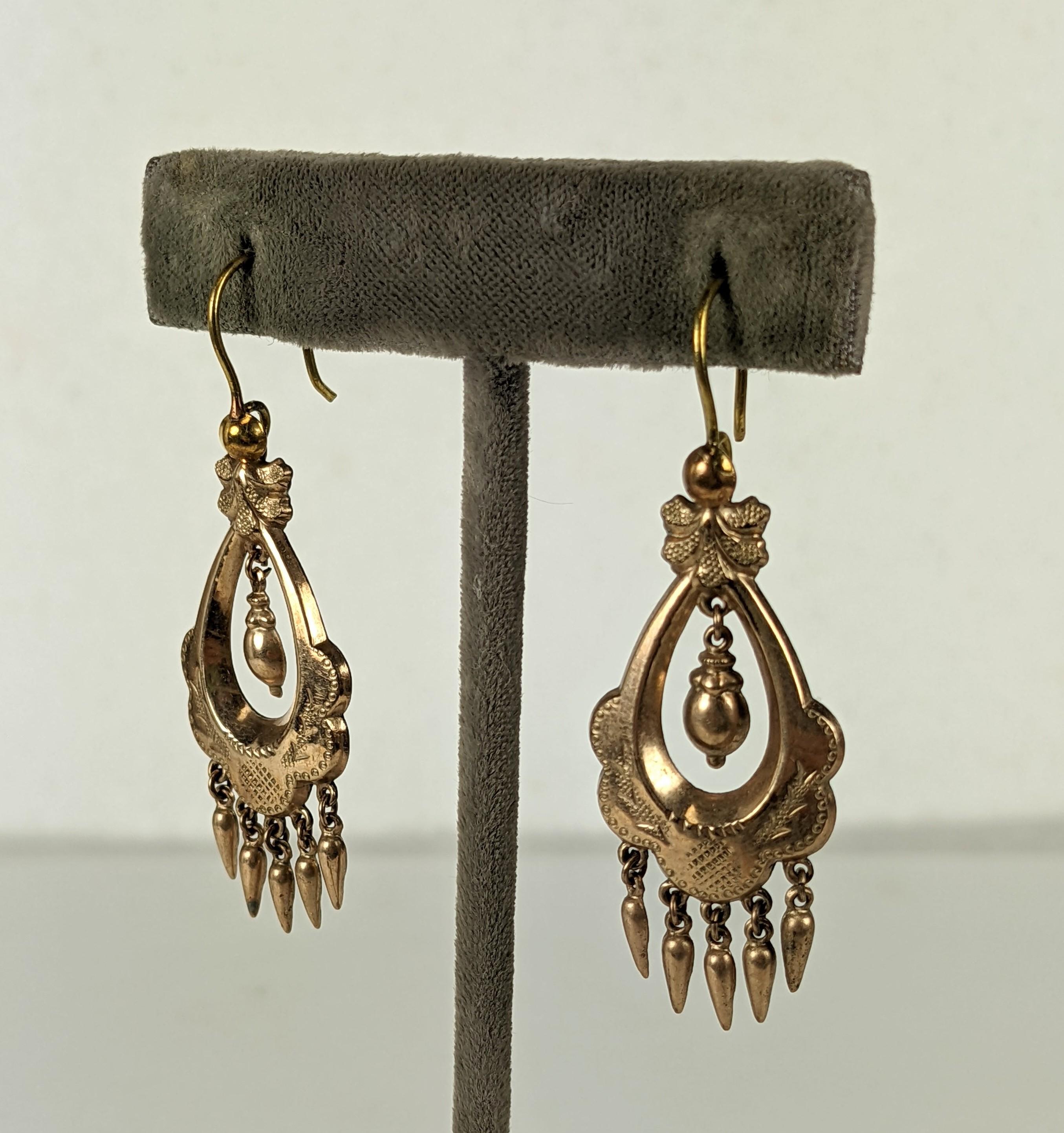 Moderne viktorianische Renaissance-Revival-Ohrringe mit artikulierten Ohrringen (Neorenaissance) im Angebot