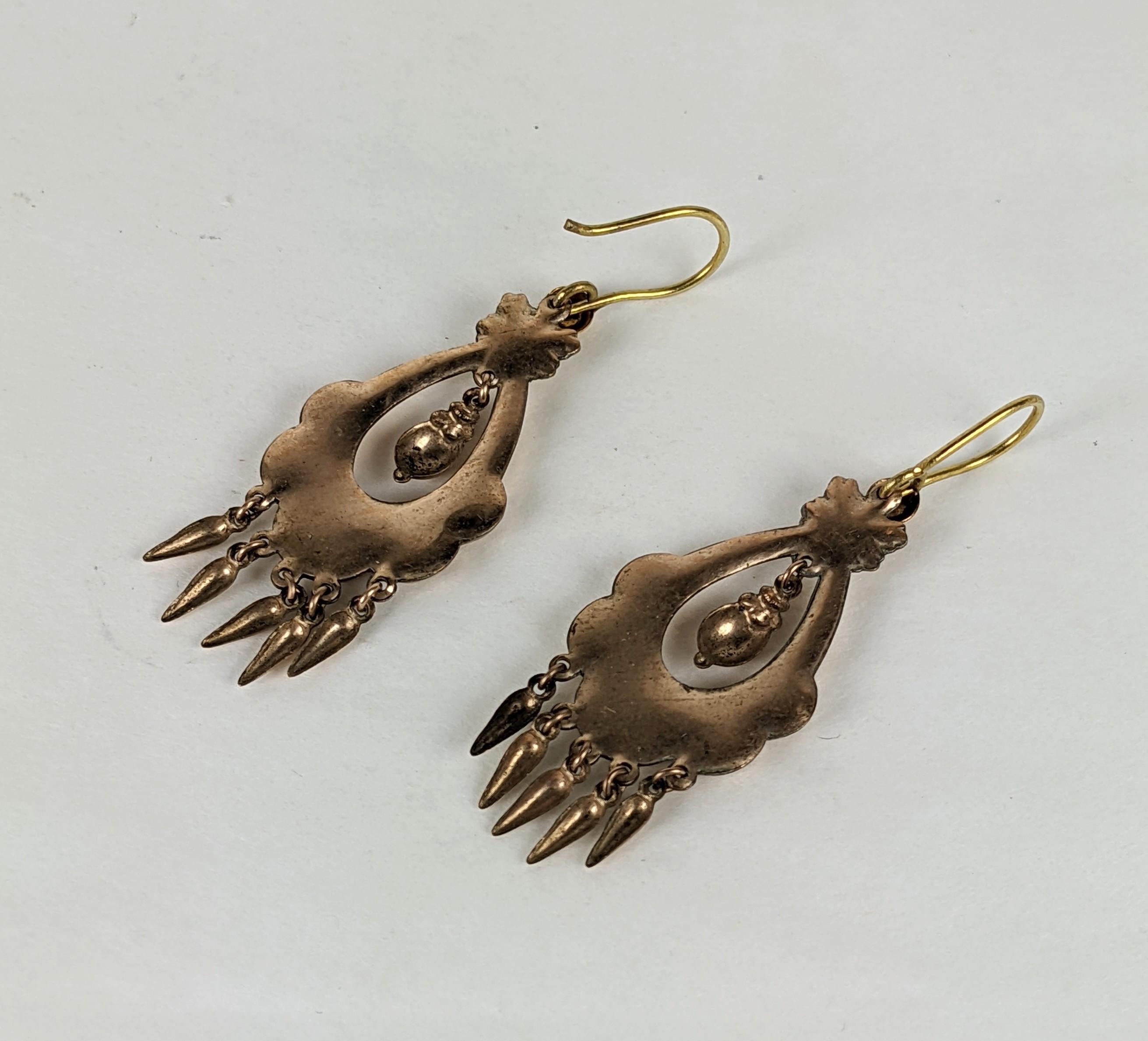 Moderne viktorianische Renaissance-Revival-Ohrringe mit artikulierten Ohrringen Damen im Angebot