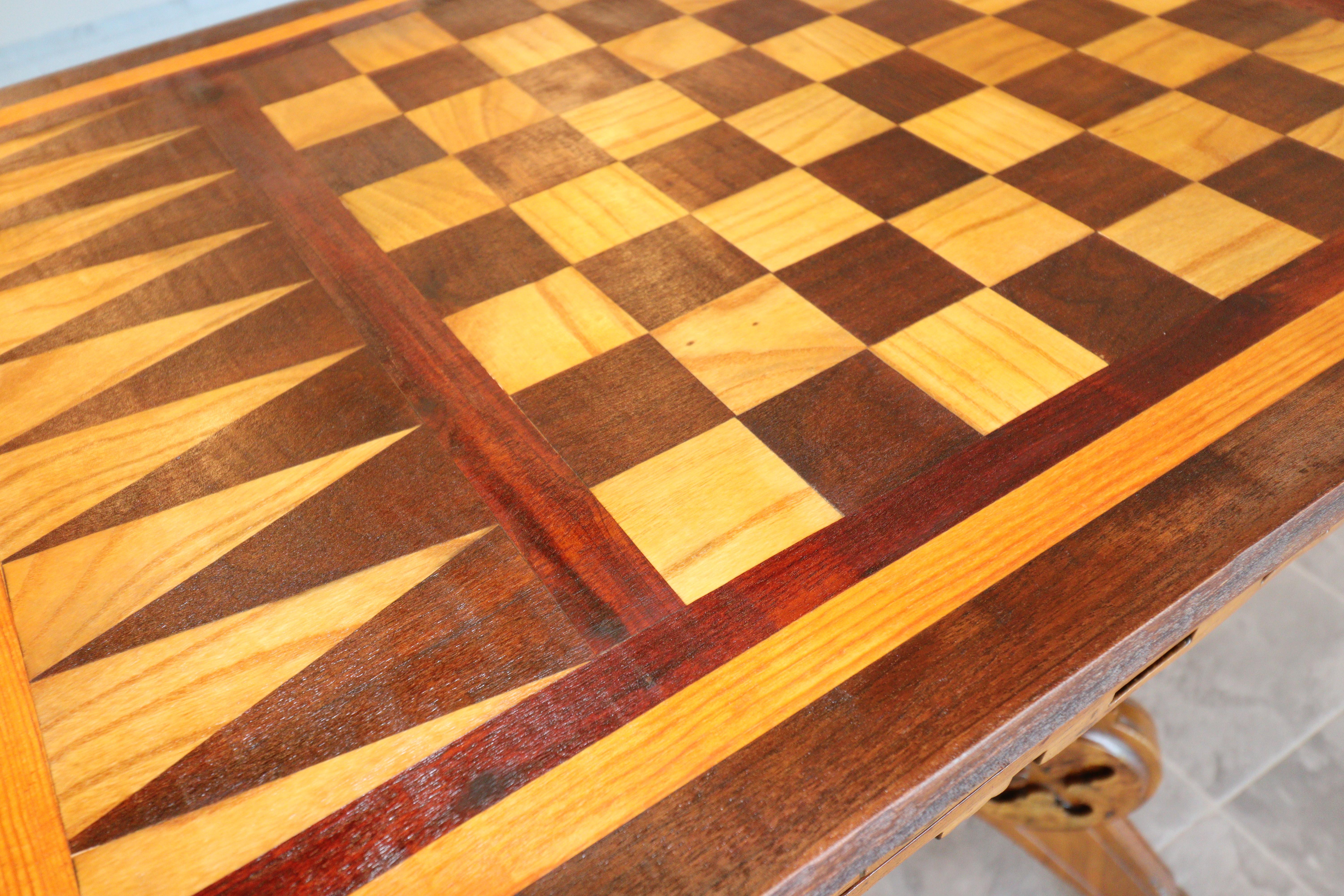 Table de jeu à plateau rabattable de style renaissance victorienne avec incrustations d'échecs et de backgammon en vente 2