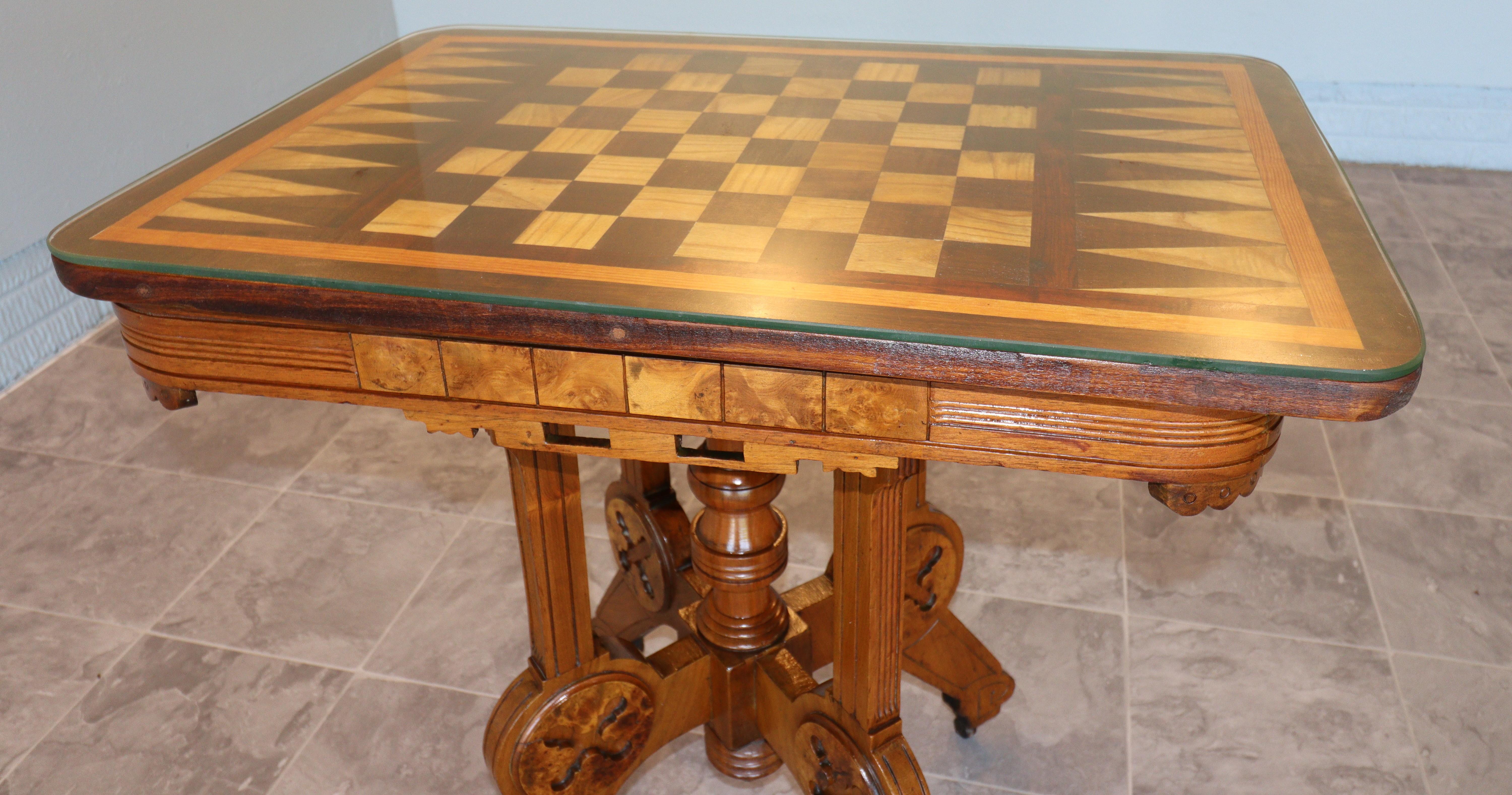 Table de jeu à plateau rabattable de style renaissance victorienne avec incrustations d'échecs et de backgammon en vente 3