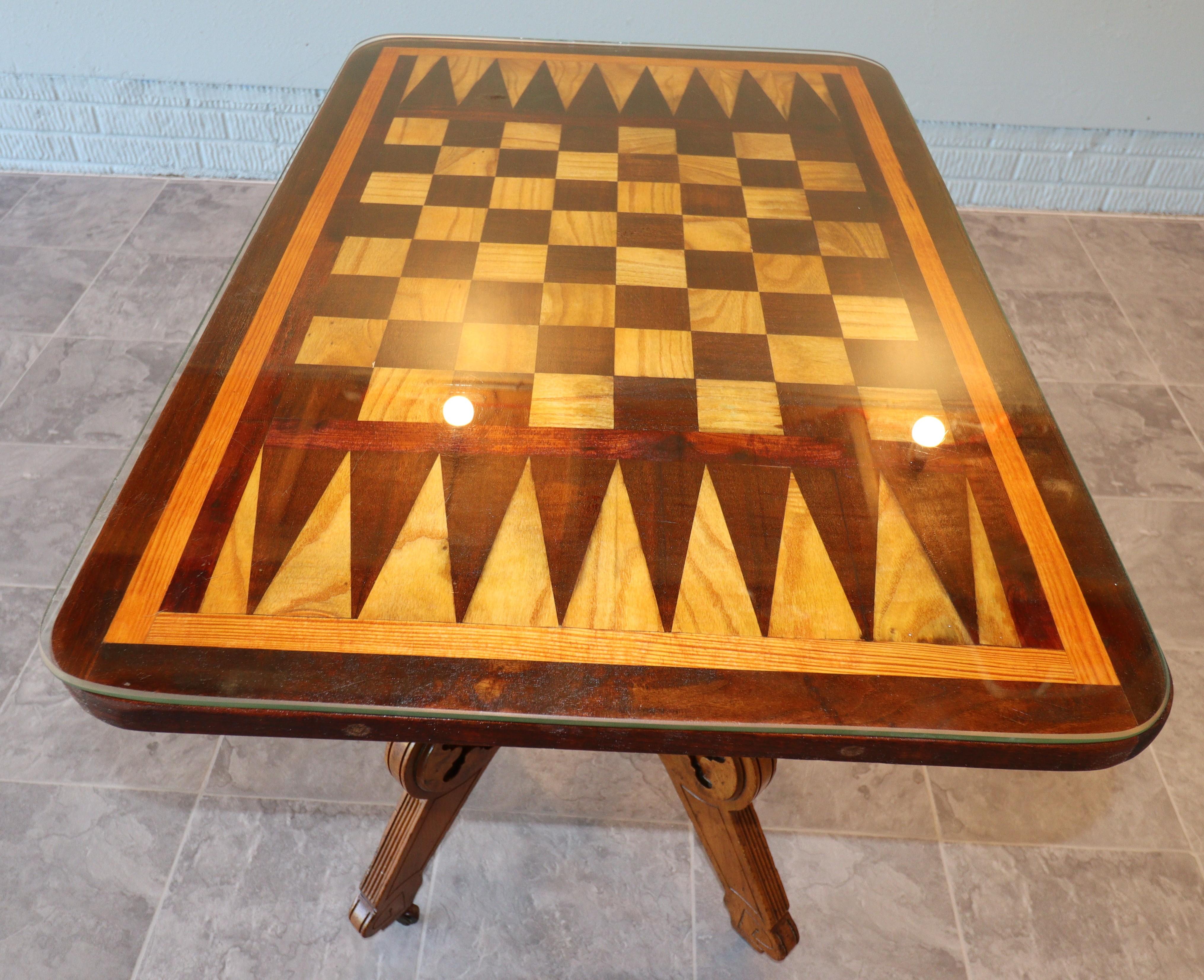 Table de jeu à plateau rabattable de style renaissance victorienne avec incrustations d'échecs et de backgammon en vente 4