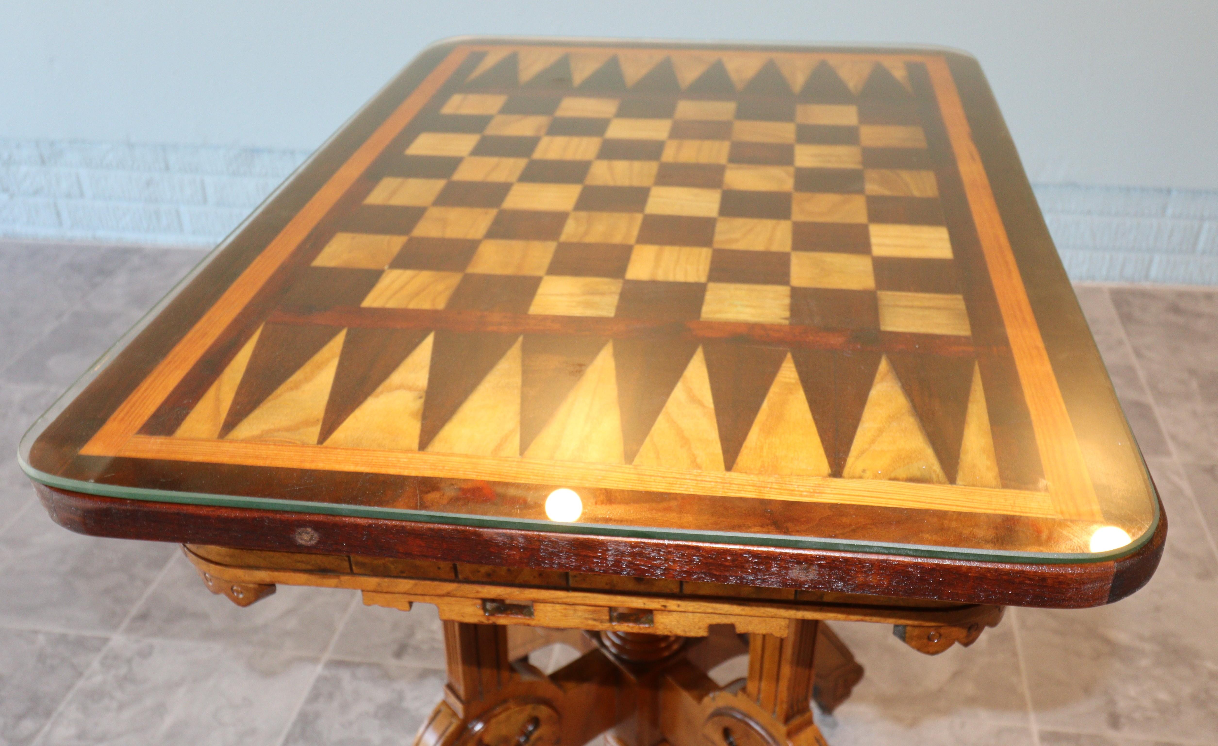 Table de jeu à plateau rabattable de style renaissance victorienne avec incrustations d'échecs et de backgammon en vente 5