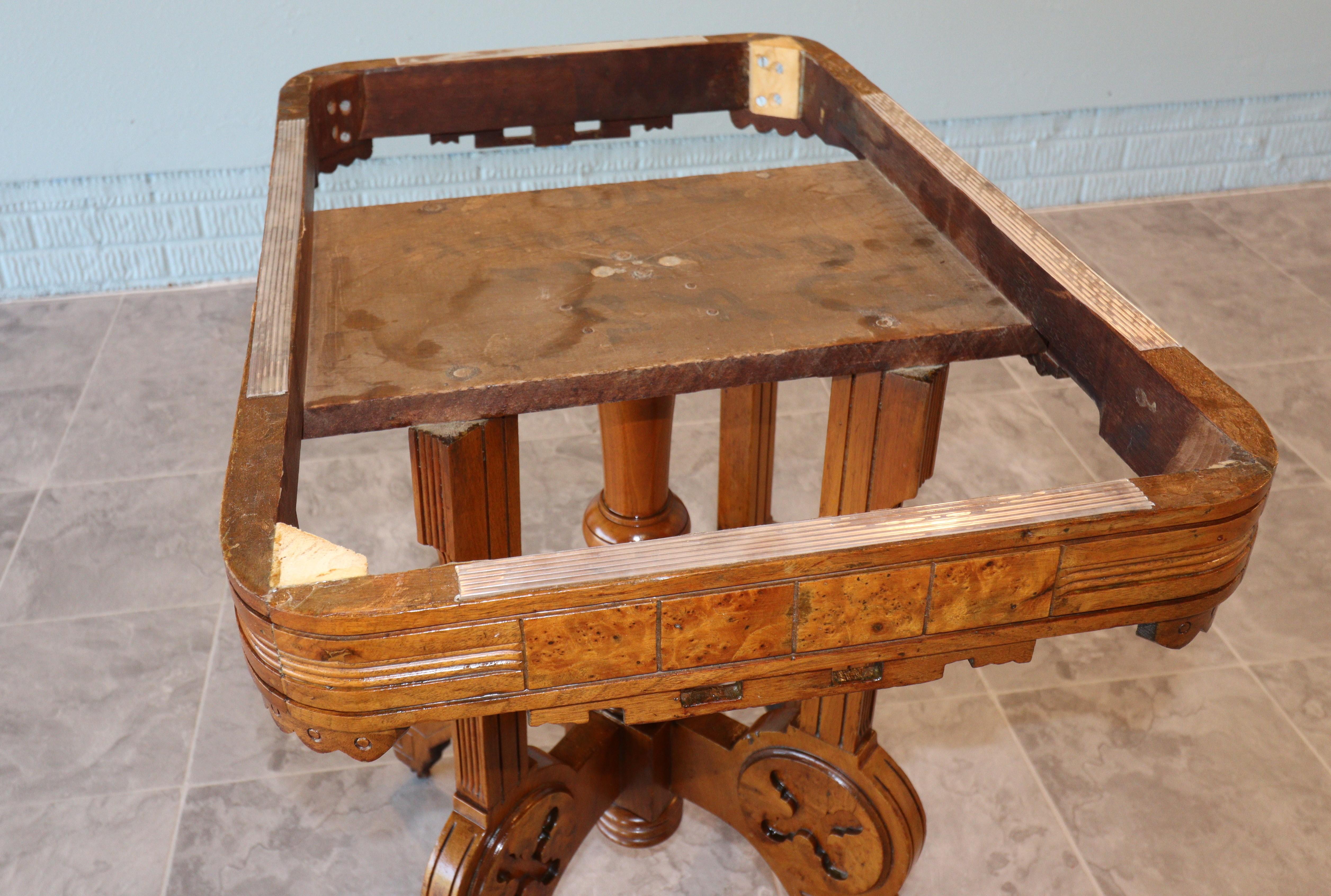 Table de jeu à plateau rabattable de style renaissance victorienne avec incrustations d'échecs et de backgammon en vente 6