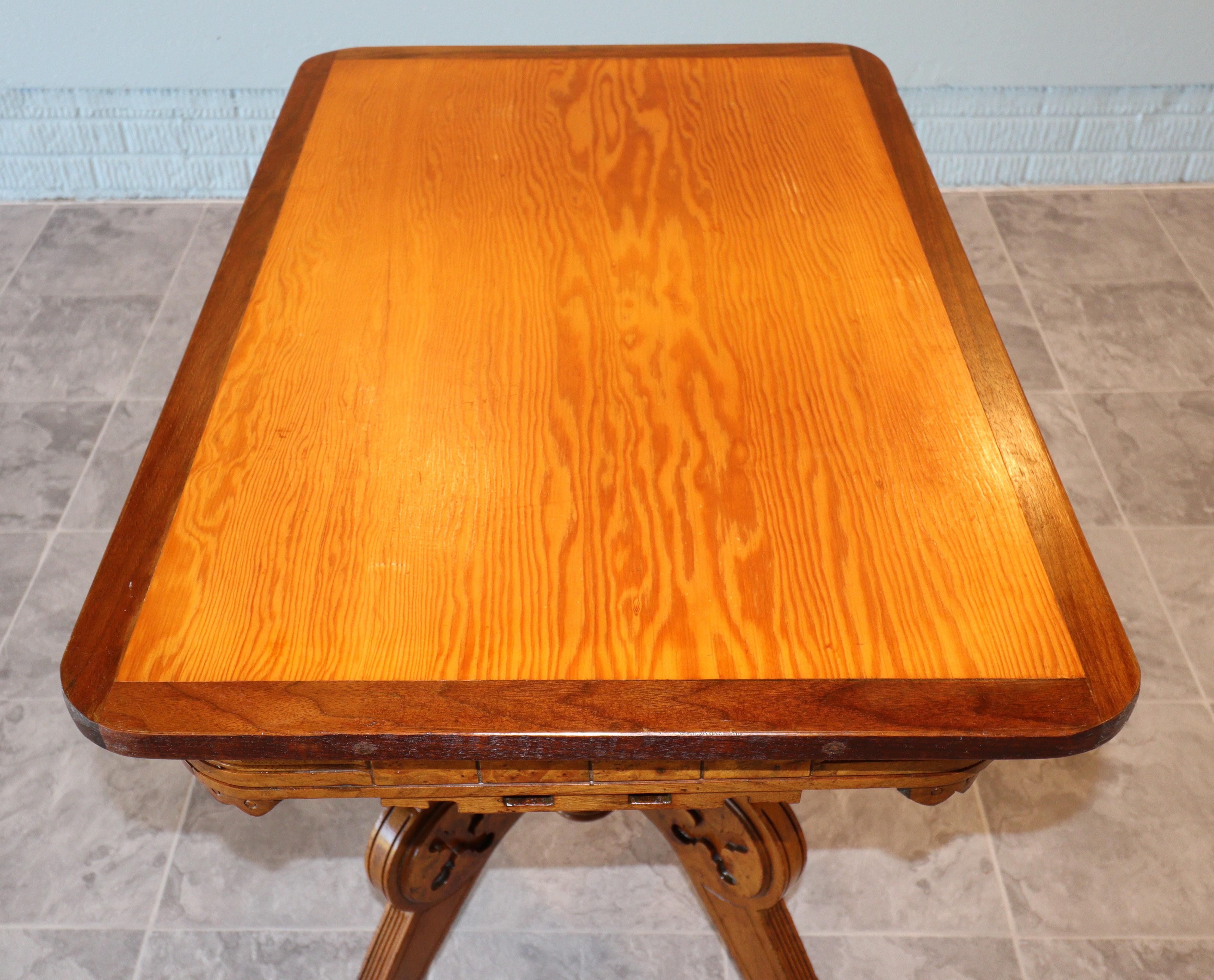 Table de jeu à plateau rabattable de style renaissance victorienne avec incrustations d'échecs et de backgammon en vente 7