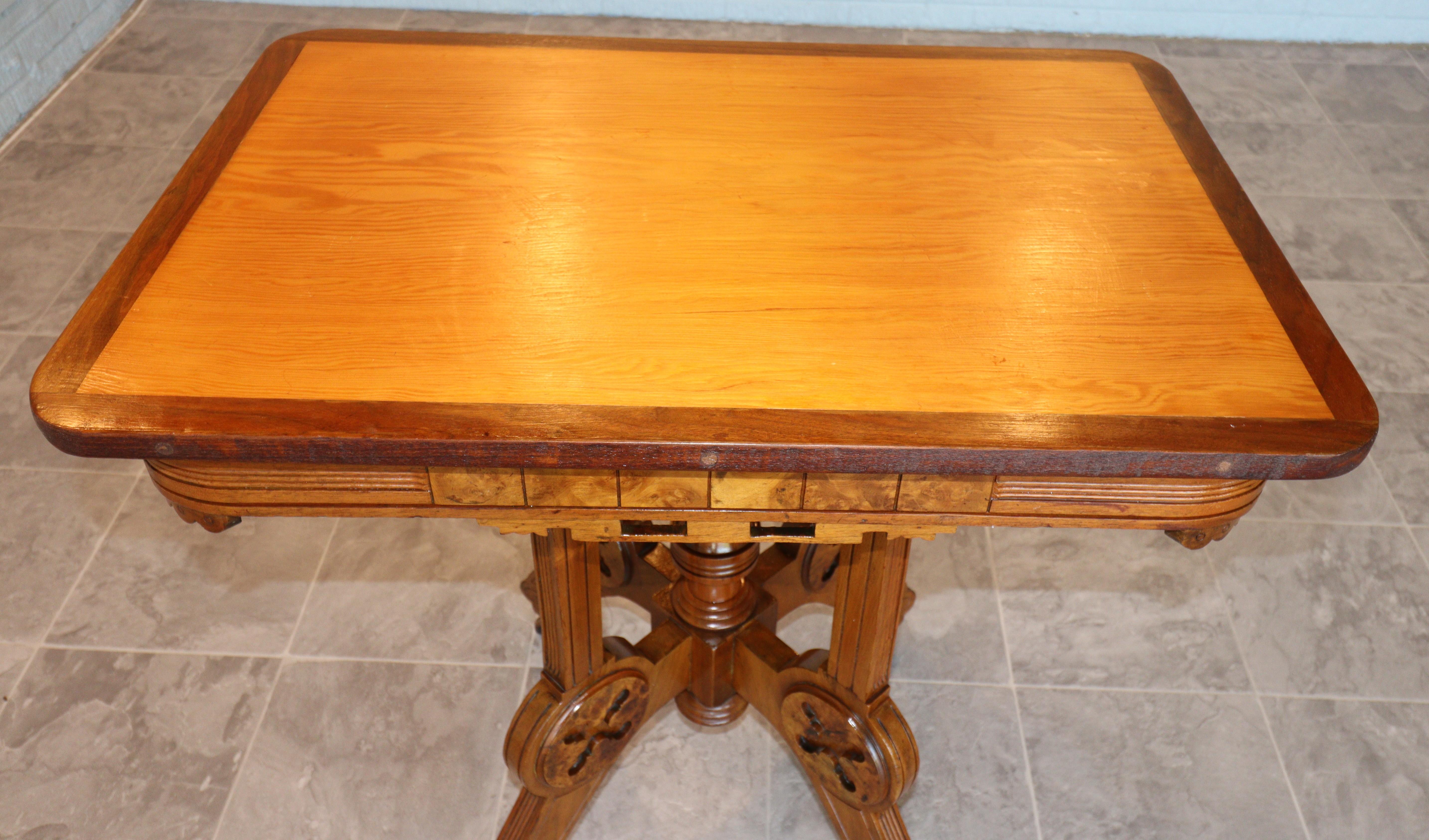Table de jeu à plateau rabattable de style renaissance victorienne avec incrustations d'échecs et de backgammon en vente 8