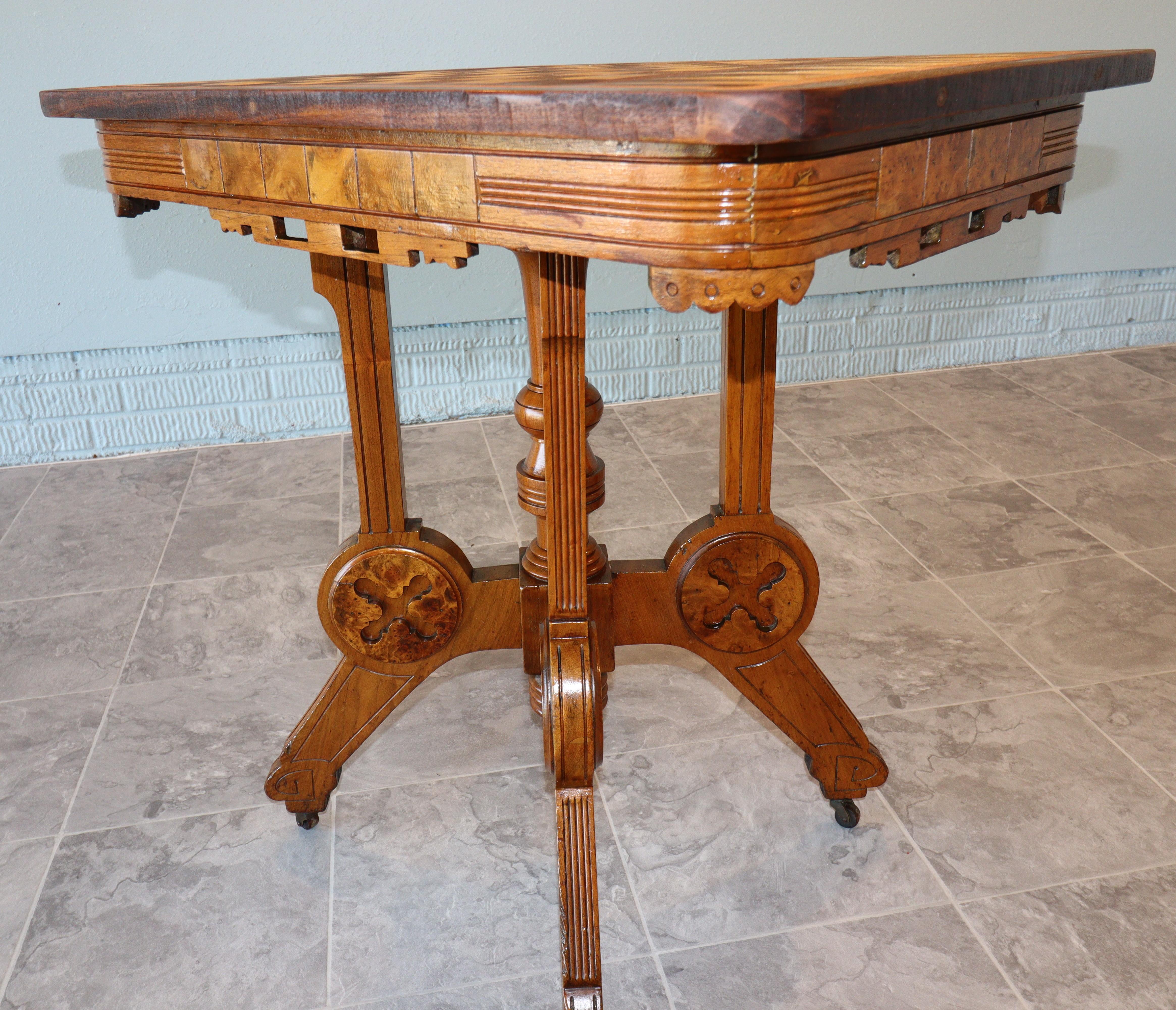 Victorien Table de jeu à plateau rabattable de style renaissance victorienne avec incrustations d'échecs et de backgammon en vente