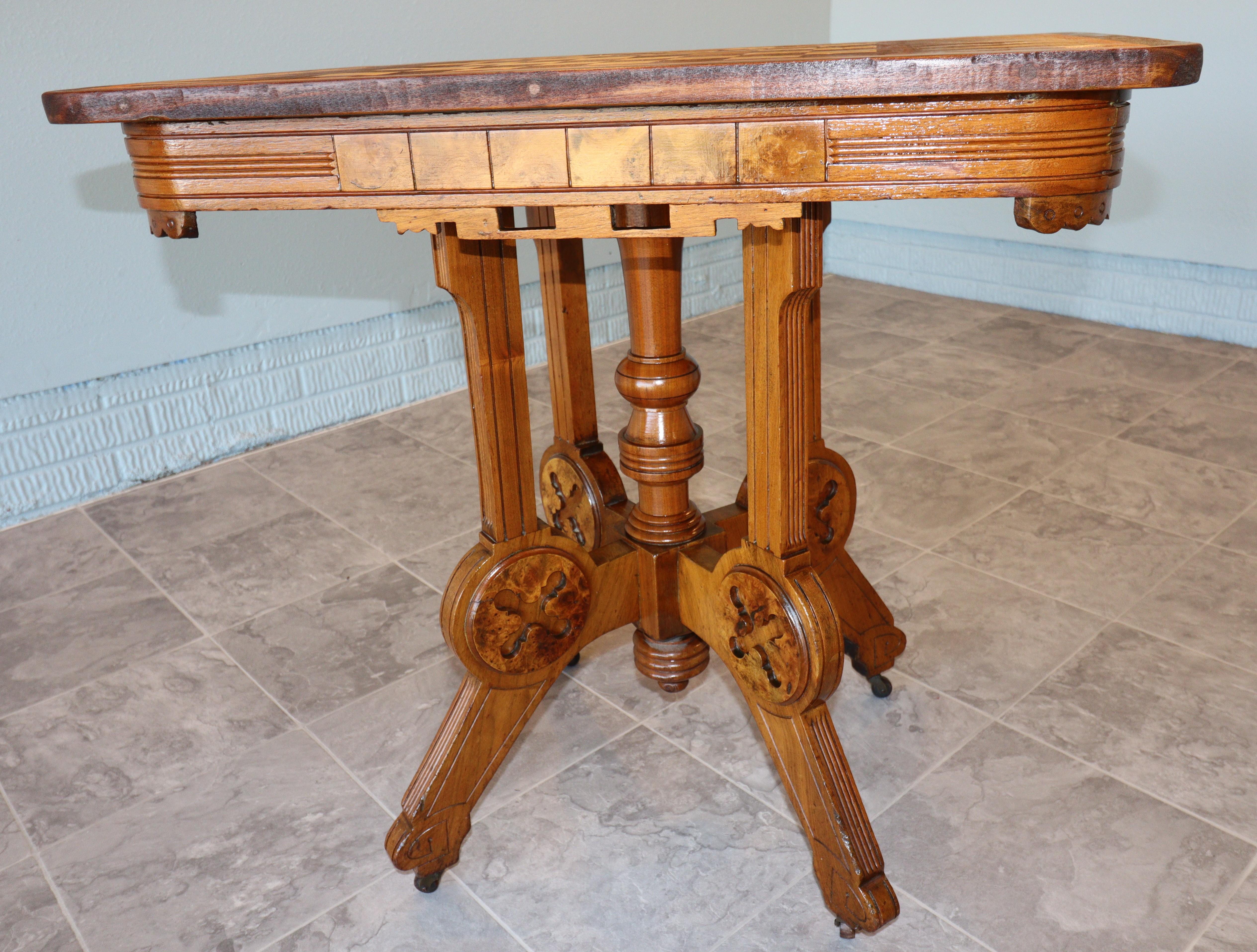 Américain Table de jeu à plateau rabattable de style renaissance victorienne avec incrustations d'échecs et de backgammon en vente