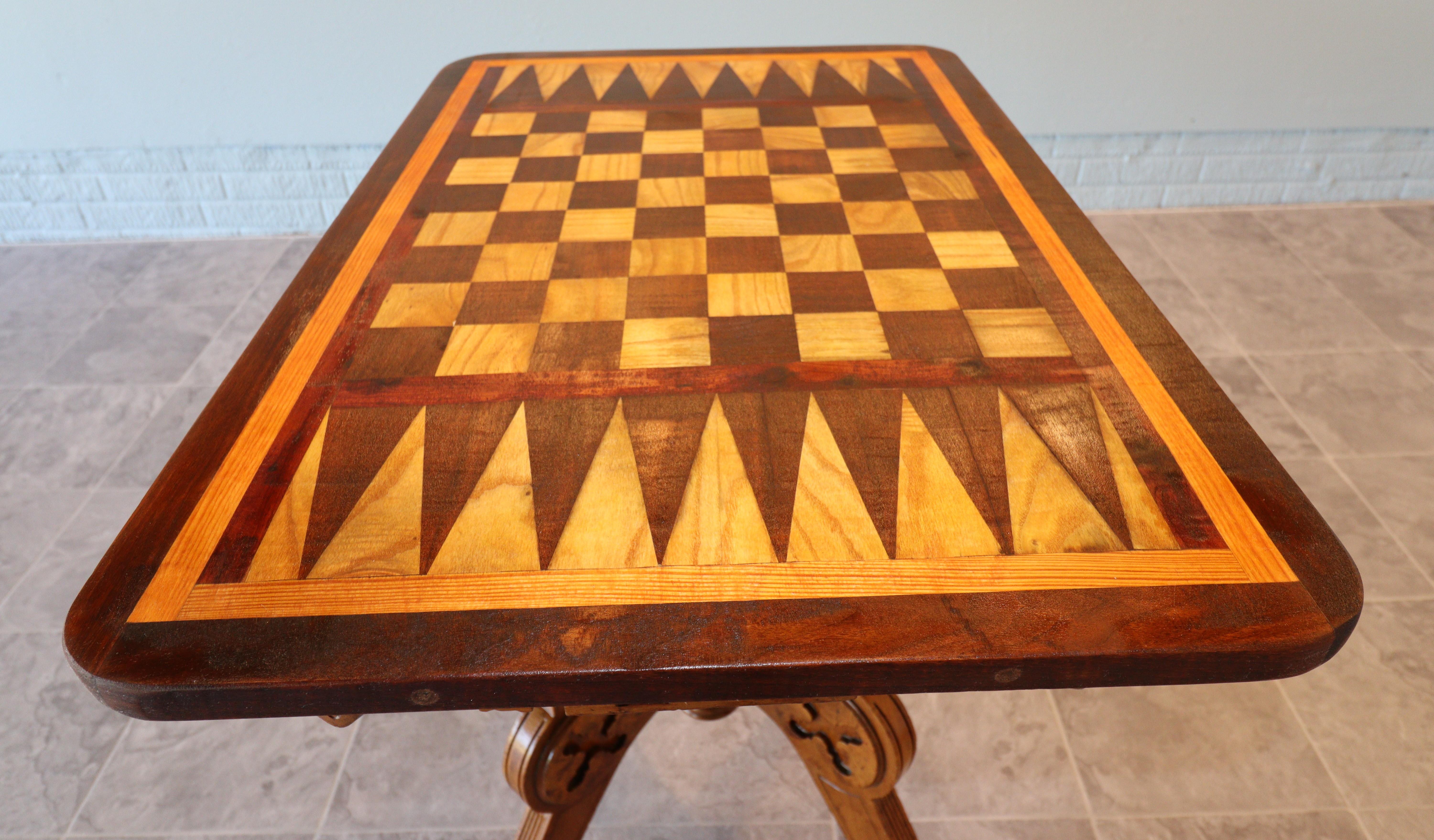 Table de jeu à plateau rabattable de style renaissance victorienne avec incrustations d'échecs et de backgammon Bon état - En vente à Omaha, NE