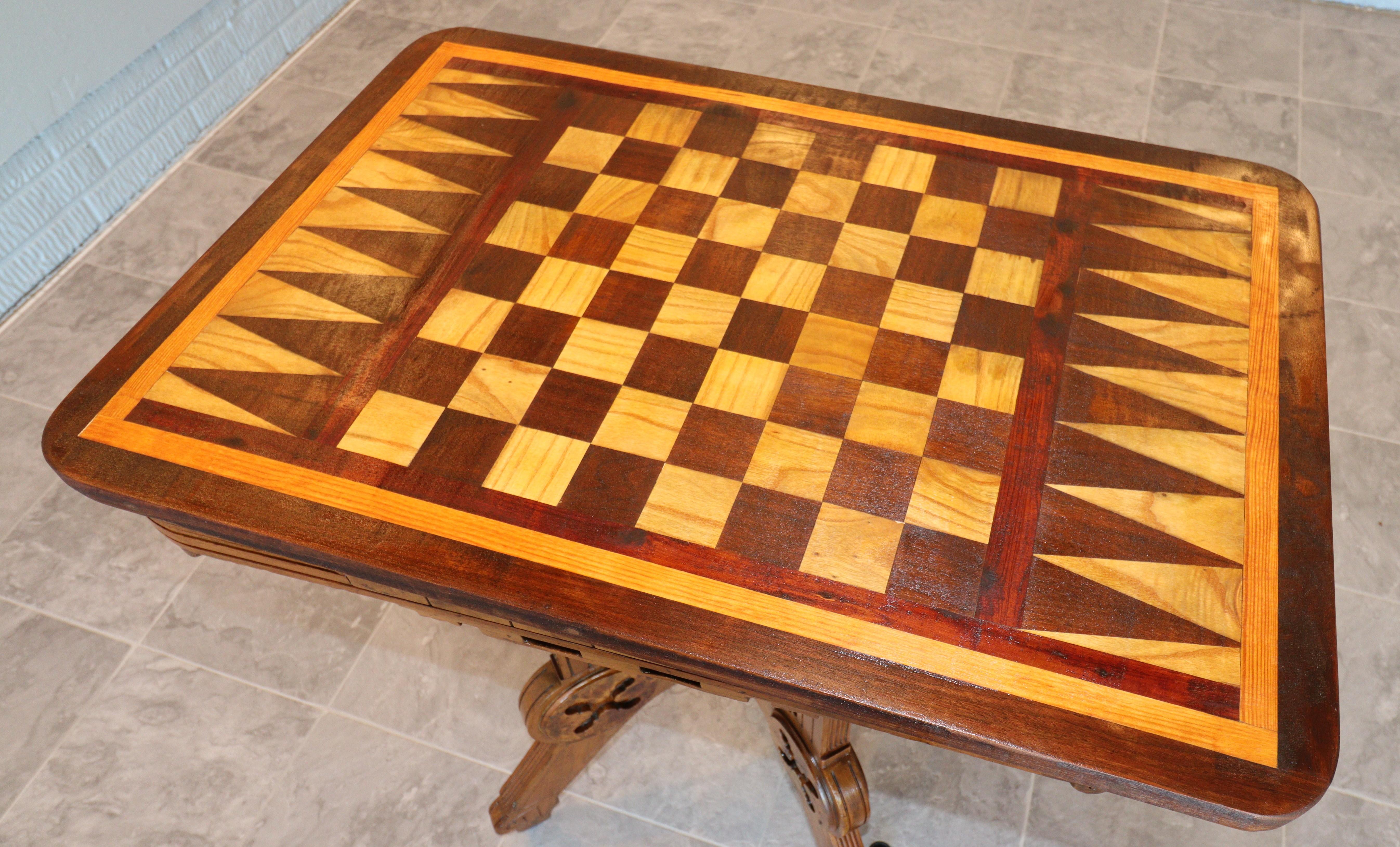 XIXe siècle Table de jeu à plateau rabattable de style renaissance victorienne avec incrustations d'échecs et de backgammon en vente